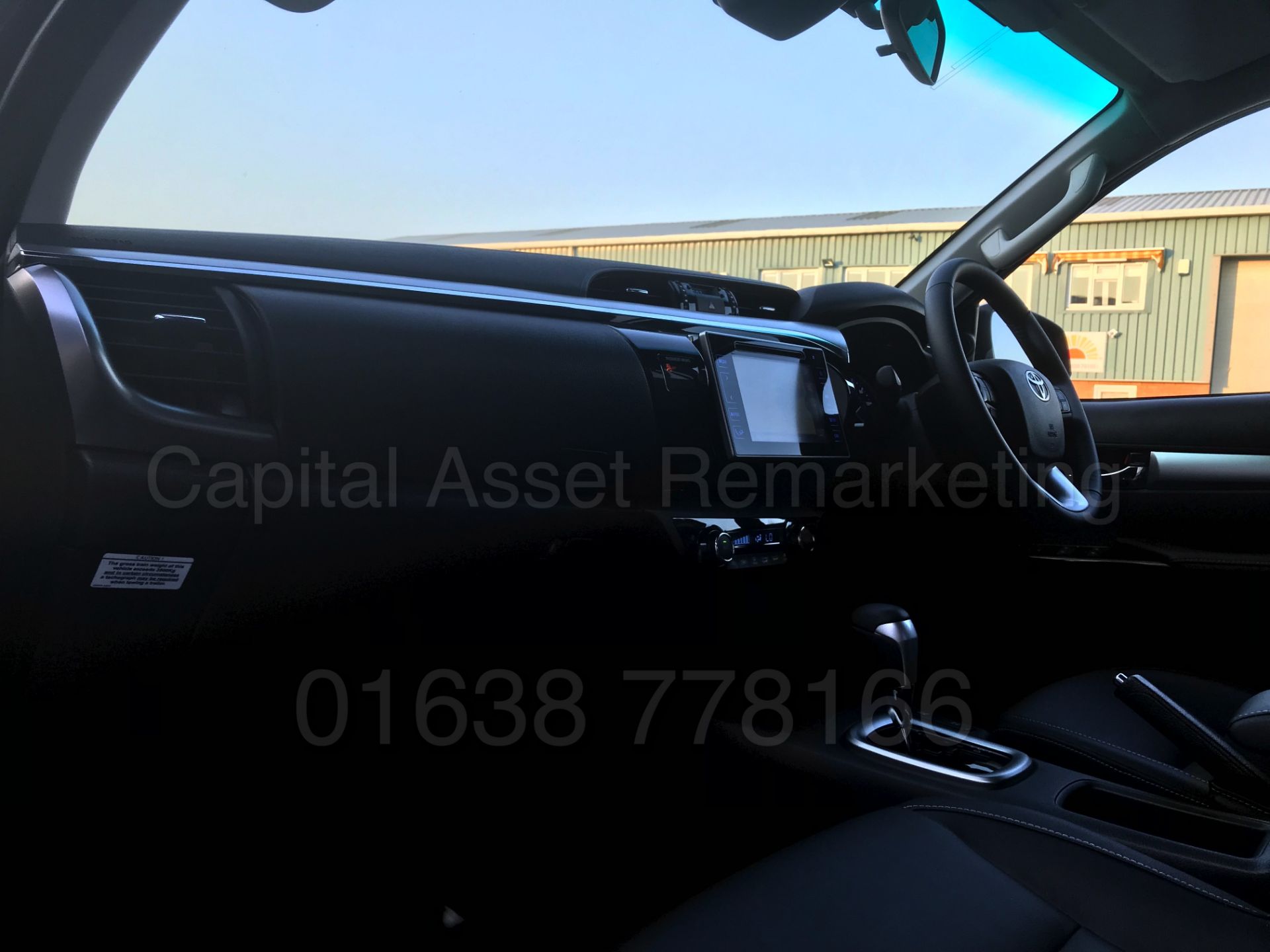 TOYOTA HILUX 'INVINCIBLE X' (2018) D/CAB PICK-UP 'D-4D - AUTO - LEATHER - SAT NAV' *STOP/START* - Image 31 of 82