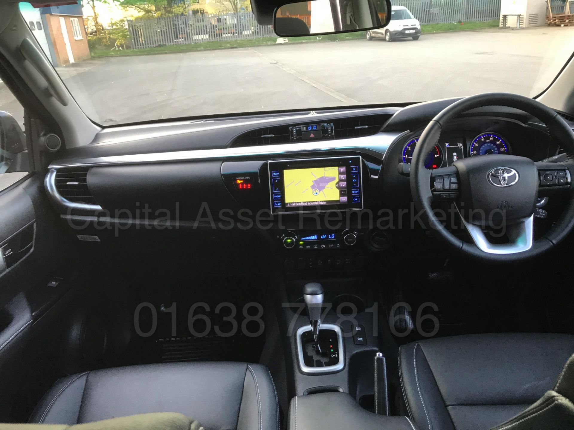 TOYOTA HILUX 'INVINCIBLE X' (2018) D/CAB PICK-UP 'D-4D - AUTO - LEATHER - SAT NAV' *STOP/START* - Image 48 of 76