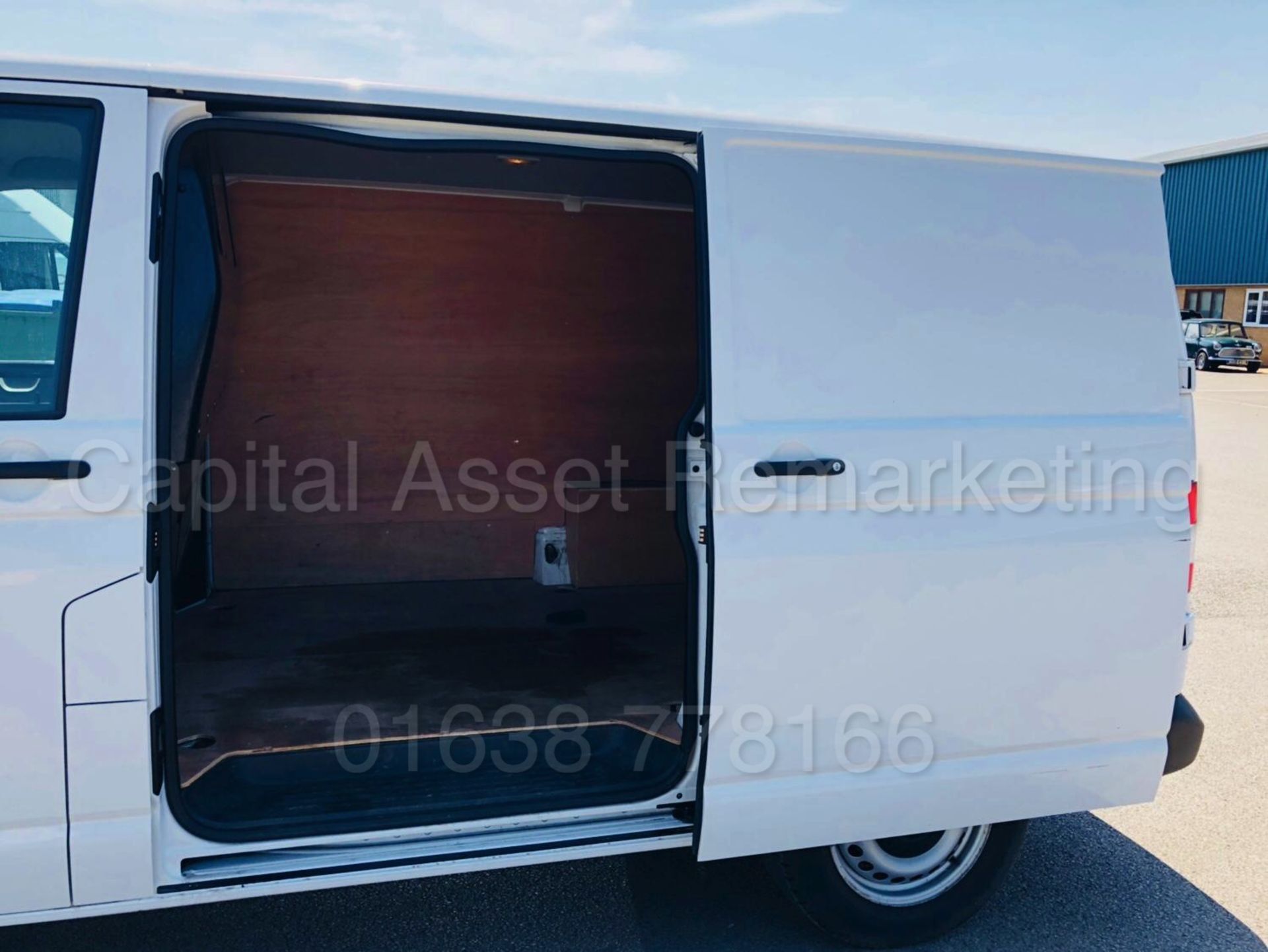 VOLKSWAGEN TRANSPORTER 'SWB - PANEL VAN' (2015 - 15 REG) '2.0 TDI - 102 BHP' **ELECTRIC PACK** - Image 23 of 31