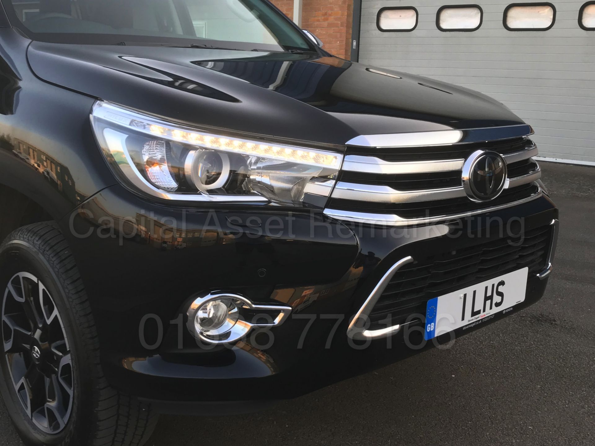 TOYOTA HILUX 'INVINCIBLE X' (2018) D/CAB PICK-UP 'D-4D - AUTO - LEATHER - SAT NAV' *STOP/START* - Image 23 of 76