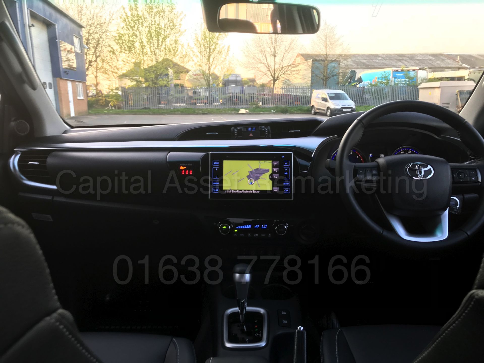 TOYOTA HILUX 'INVINCIBLE X' (2018) D/CAB PICK-UP 'D-4D - AUTO - LEATHER - SAT NAV' *STOP/START* - Image 49 of 76