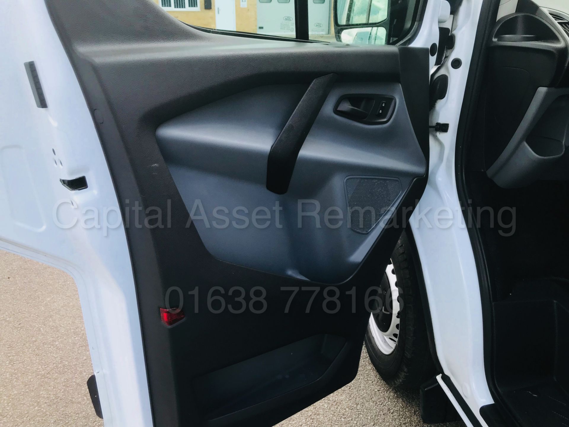 FORD TRANSIT CUSTOM 290 'ECO-TECH' **PANEL VAN** (2015) '2.2 TDCI - 100 BHP - 6 SPEED' - Image 12 of 31