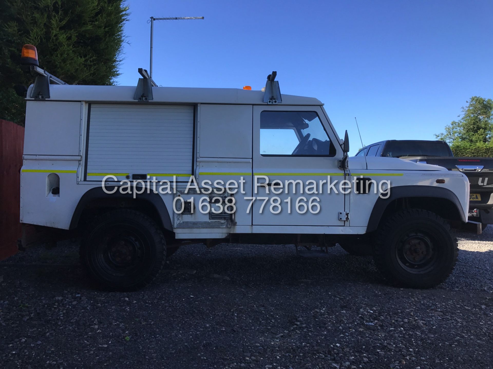 (ON SALE) LAND ROVER DEFENDER 2.4TDCI 110 HARD TOP (SPECIAL UTILITY VEHICLE) 6 SPEED (2010) 1 OWNER - Bild 3 aus 9