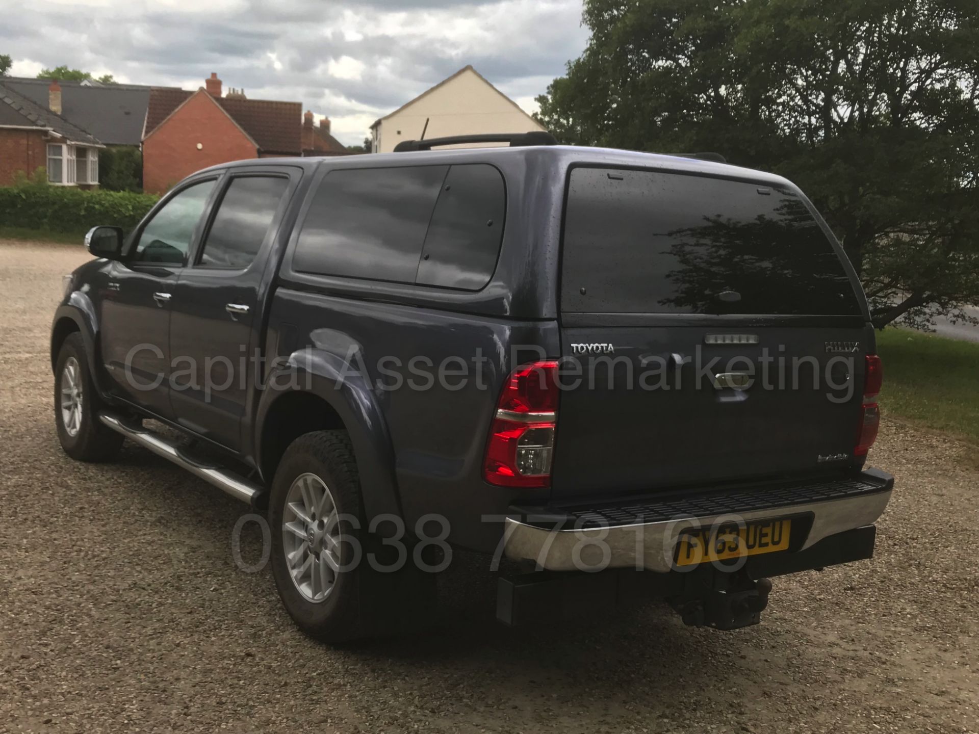 TOYOTA HILUX 'INVINCIBLE' (2014 MODEL) D/CAB PICK-UP '3.0 D-4D - AUTO - LEATHER - SAT NAV' (1 OWNER) - Image 11 of 51