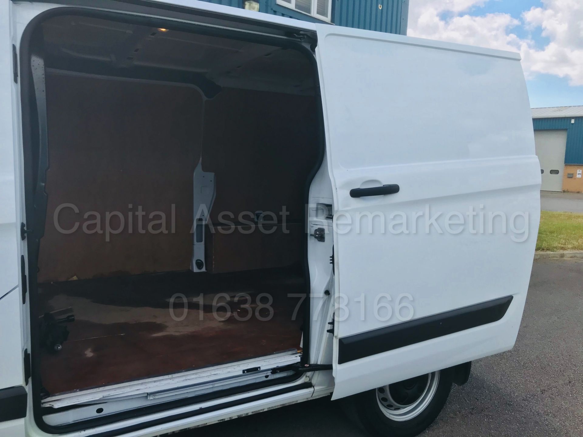 FORD TRANSIT CUSTOM 290 'ECO-TECH' **PANEL VAN** (2015) '2.2 TDCI - 100 BHP - 6 SPEED' - Image 28 of 31