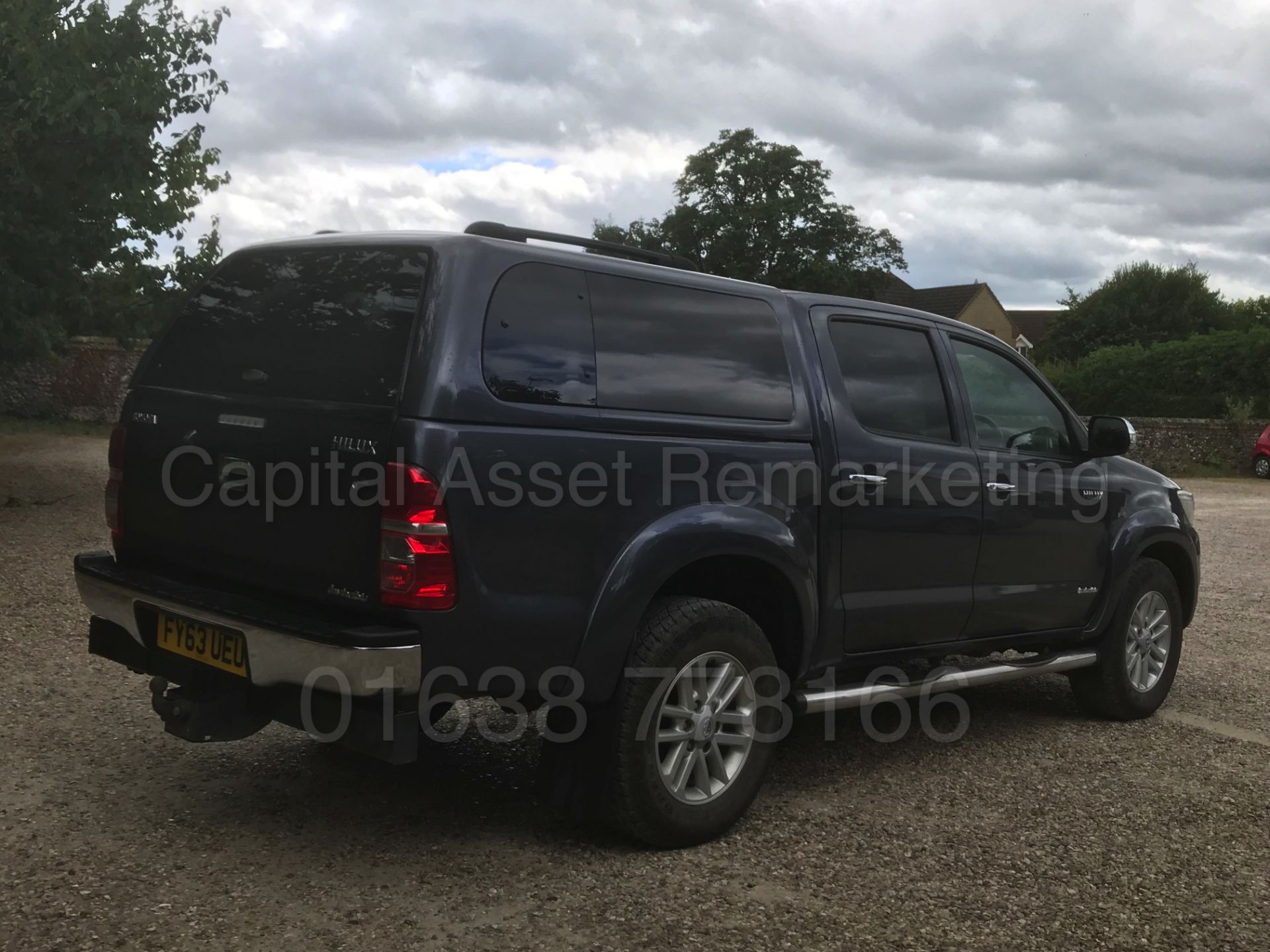 TOYOTA HILUX 'INVINCIBLE' (2014 MODEL) D/CAB PICK-UP '3.0 D-4D - AUTO - LEATHER - SAT NAV' (1 OWNER) - Image 14 of 51