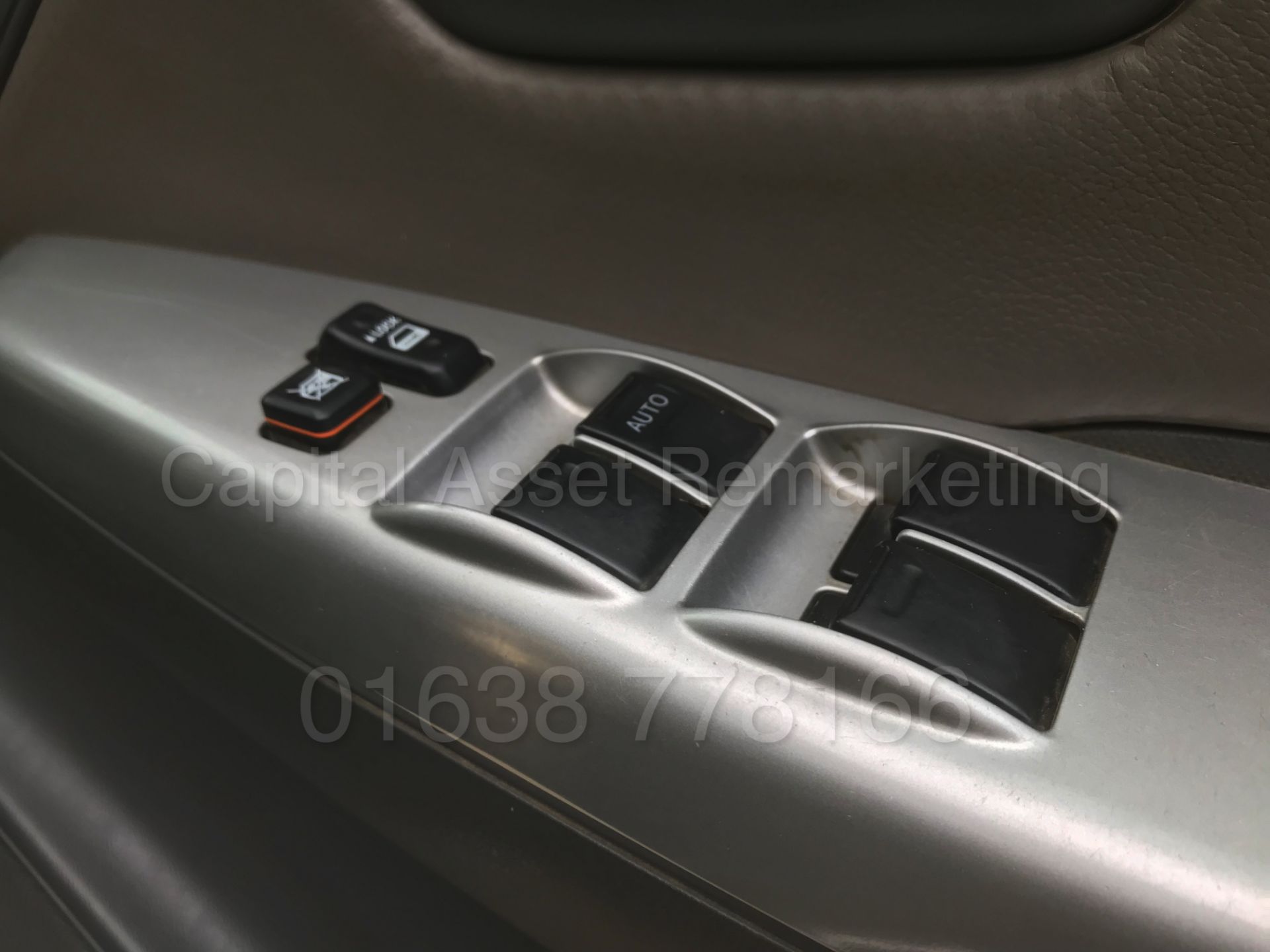 TOYOTA HILUX 'INVINCIBLE' (2014 MODEL) D/CAB PICK-UP '3.0 D-4D - AUTO - LEATHER - SAT NAV' (1 OWNER) - Image 39 of 51