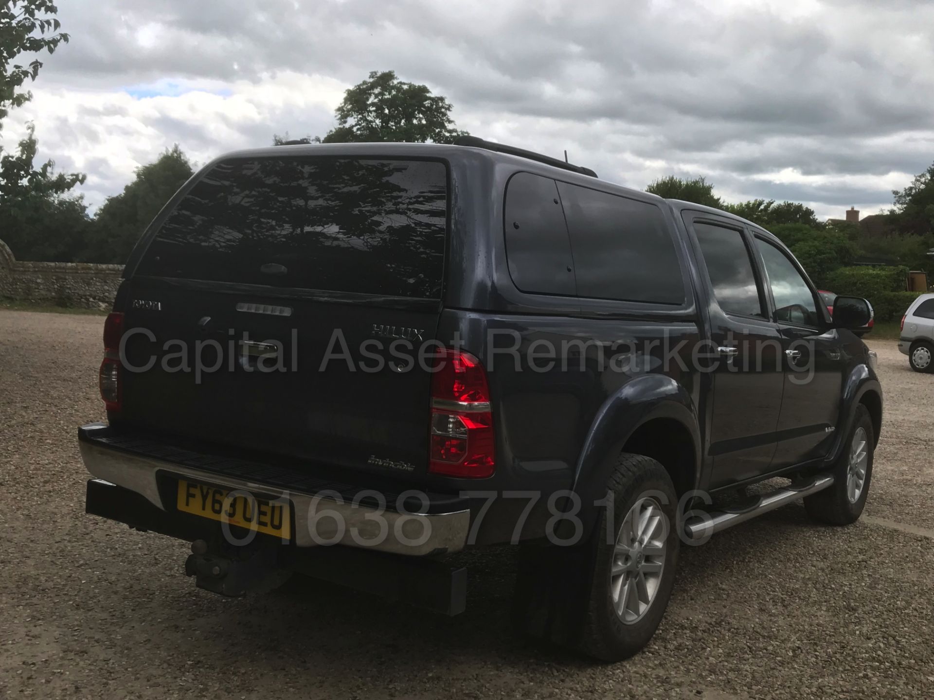 TOYOTA HILUX 'INVINCIBLE' (2014 MODEL) D/CAB PICK-UP '3.0 D-4D - AUTO - LEATHER - SAT NAV' (1 OWNER) - Image 13 of 51