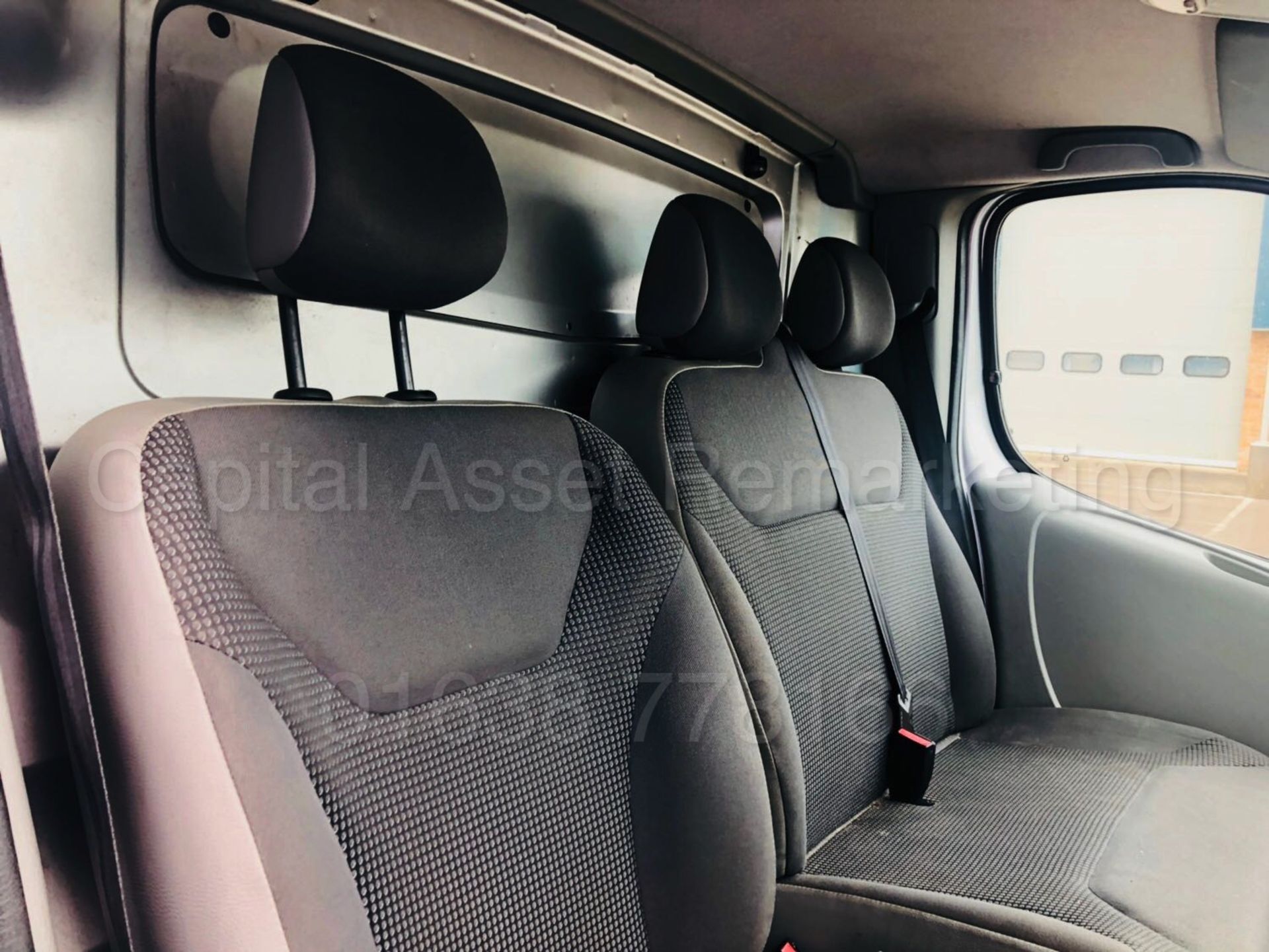 VAUXHALL VIVARO 2900 *SPORTIVE* LWB (2013 MODEL) '2.0 CDTI - 115 BHP - 6 SPEED' **AIR CON** (NO VAT) - Image 26 of 31