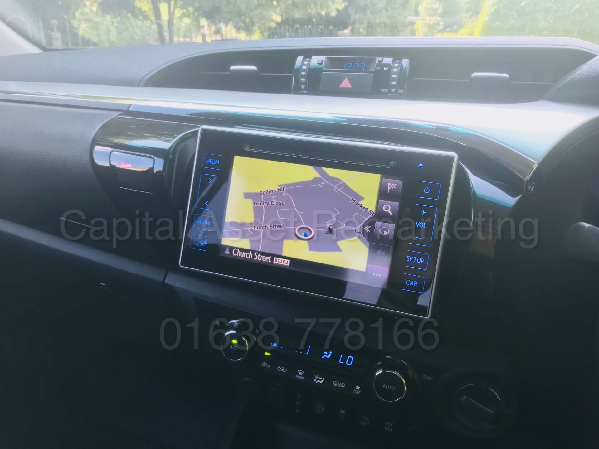 TOYOTA HILUX 'INVINCIBLE X' (2018) D/CAB PICK-UP 'D-4D - AUTO - LEATHER - SAT NAV' *STOP/START* - Image 50 of 59