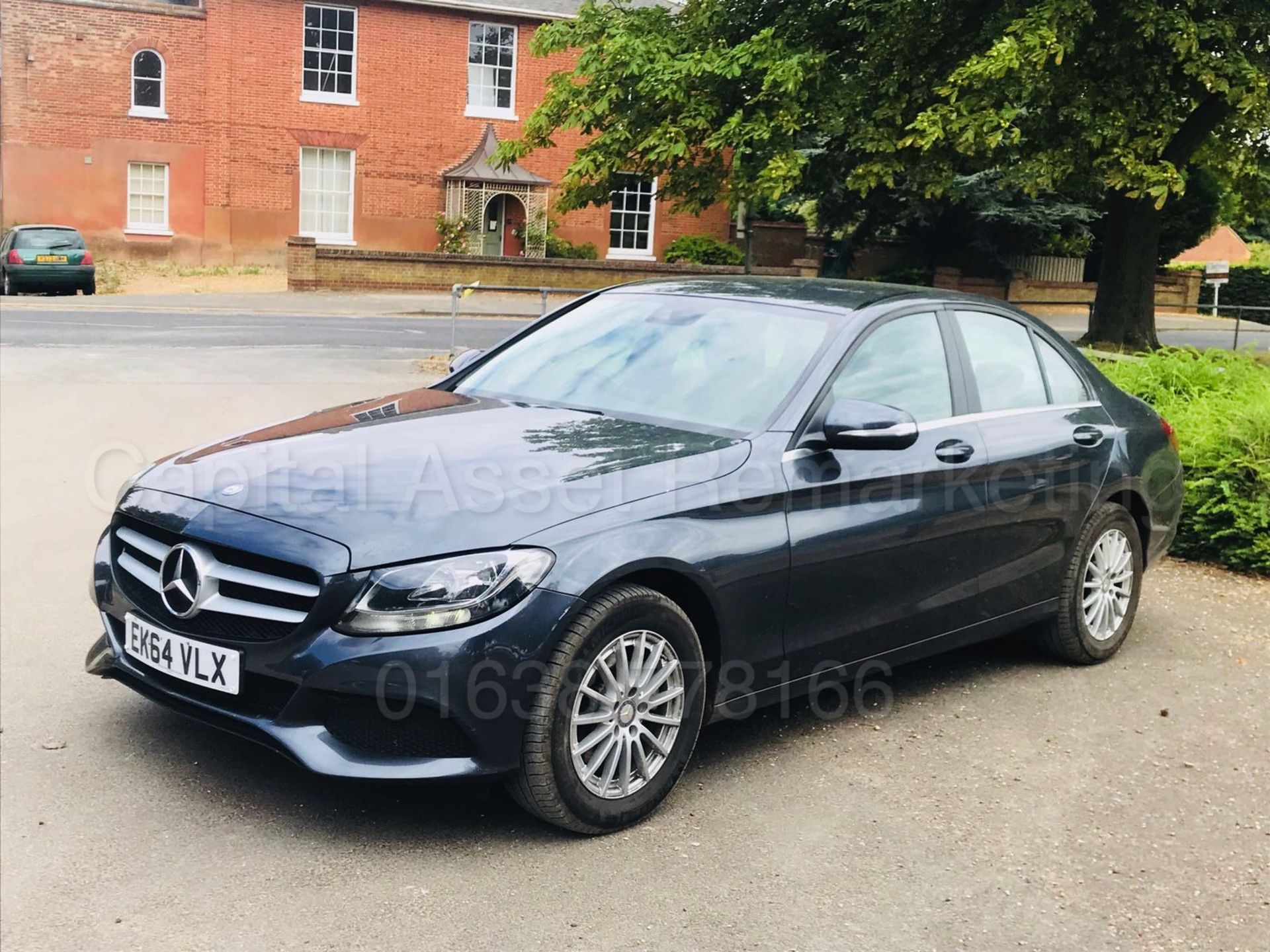 MERCEDES-BENZ C220D *EXECUTIVE EDITION*' (2015 MODEL) 'STOP / START - LEATHER - SAT NAV' (1 OWNER) - Image 4 of 36