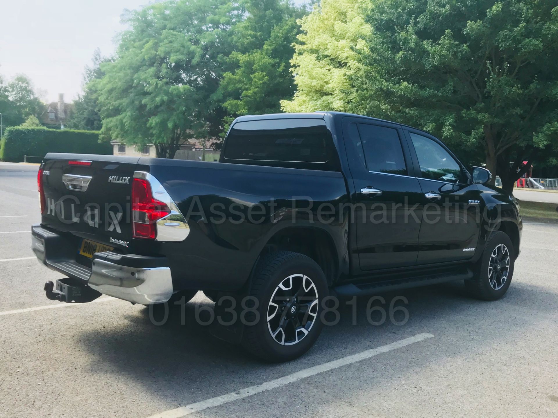 TOYOTA HILUX 'INVINCIBLE X' (2018) D/CAB PICK-UP 'D-4D - AUTO - LEATHER - SAT NAV' *STOP/START* - Image 13 of 59