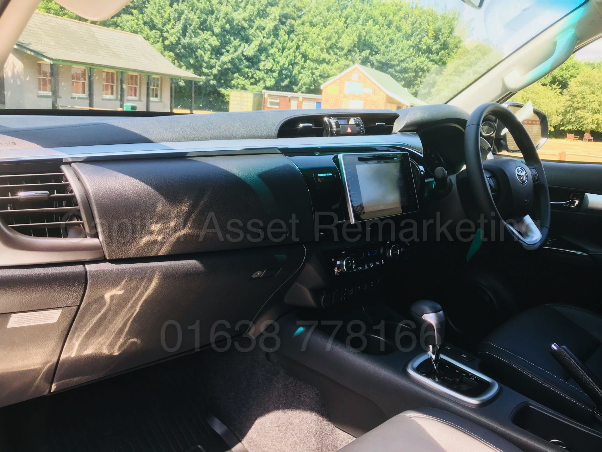 TOYOTA HILUX 'INVINCIBLE X' (2018) D/CAB PICK-UP 'D-4D - AUTO - LEATHER - SAT NAV' *STOP/START* - Image 29 of 59