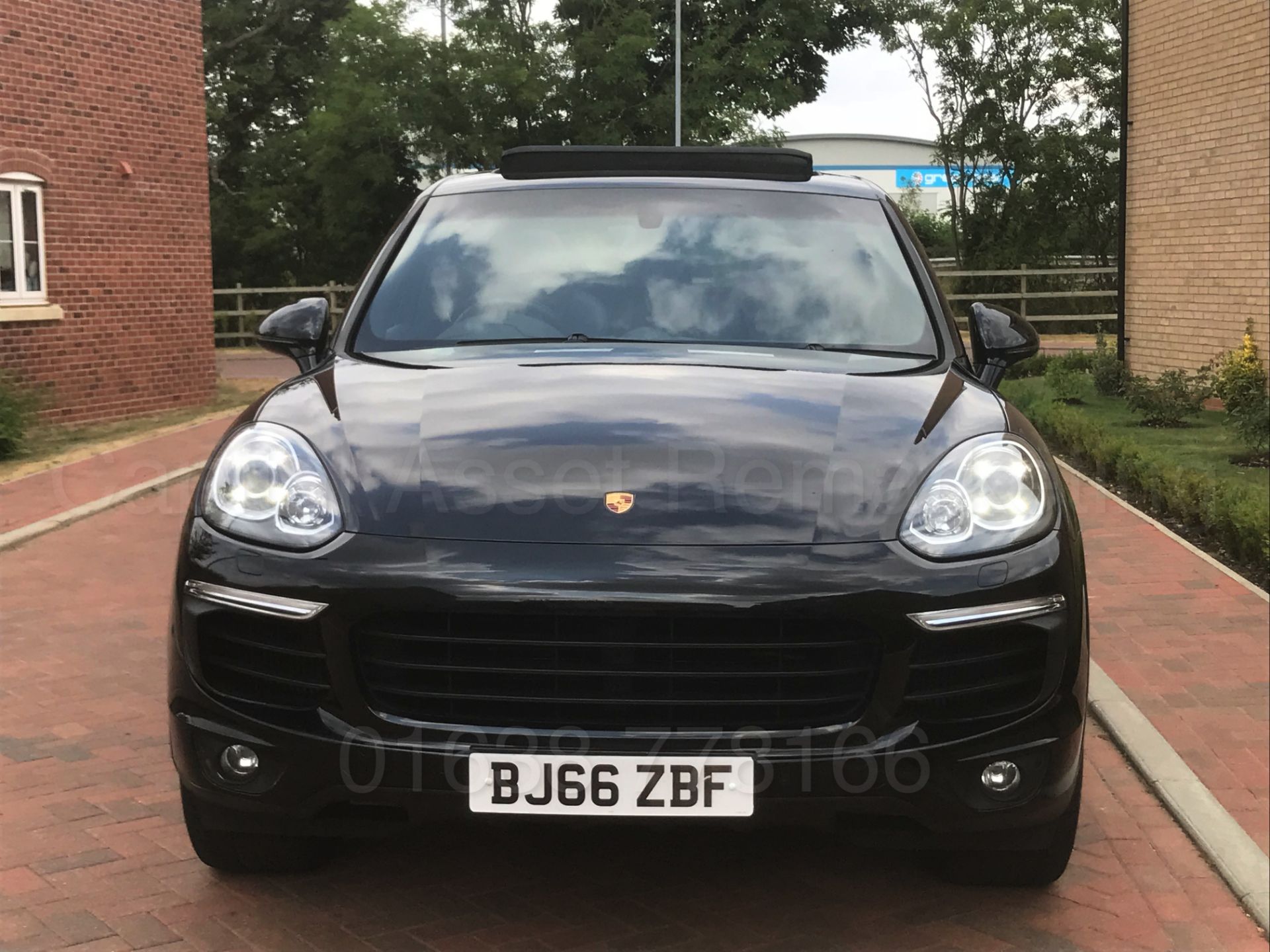 PORSCHE CAYENNE *PLATINUM EDITION* (2017 MODEL) '3.0 V6 DIESEL - 265 BHP - 8 SPEED AUTO' *TOP SPEC* - Image 4 of 64