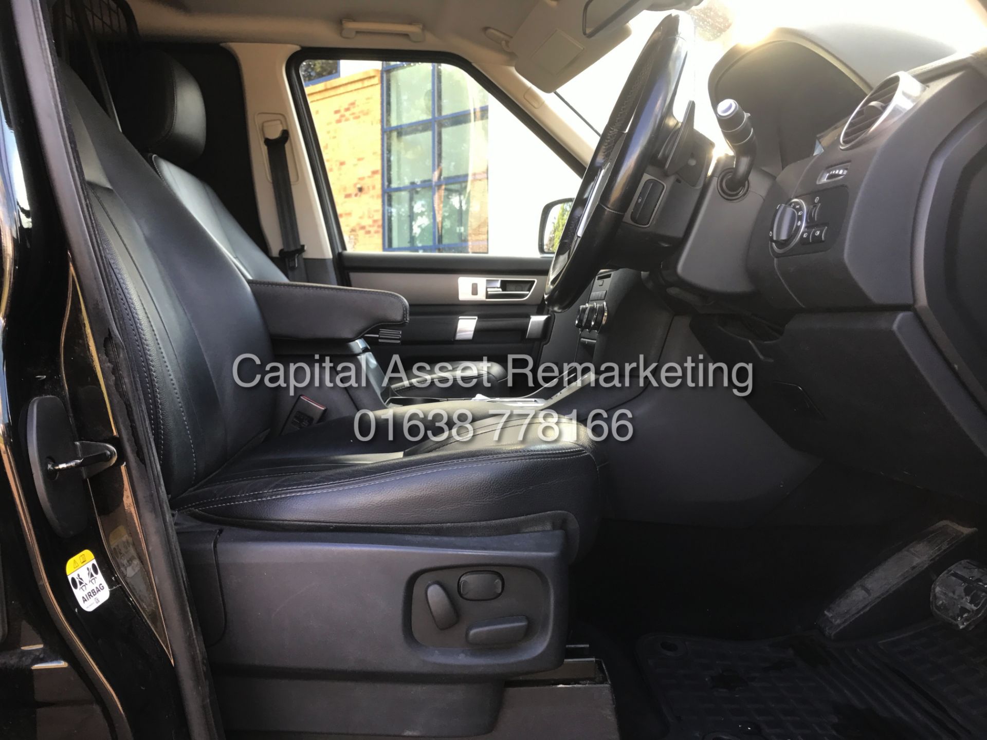 ON SALE LAND ROVER DISCOVERY 4 "3.0SDV6 - AUTO"COMMERCIAL (2014 MODEL) HUGE SPEC - SAT NAV -LEATHER - Image 16 of 31