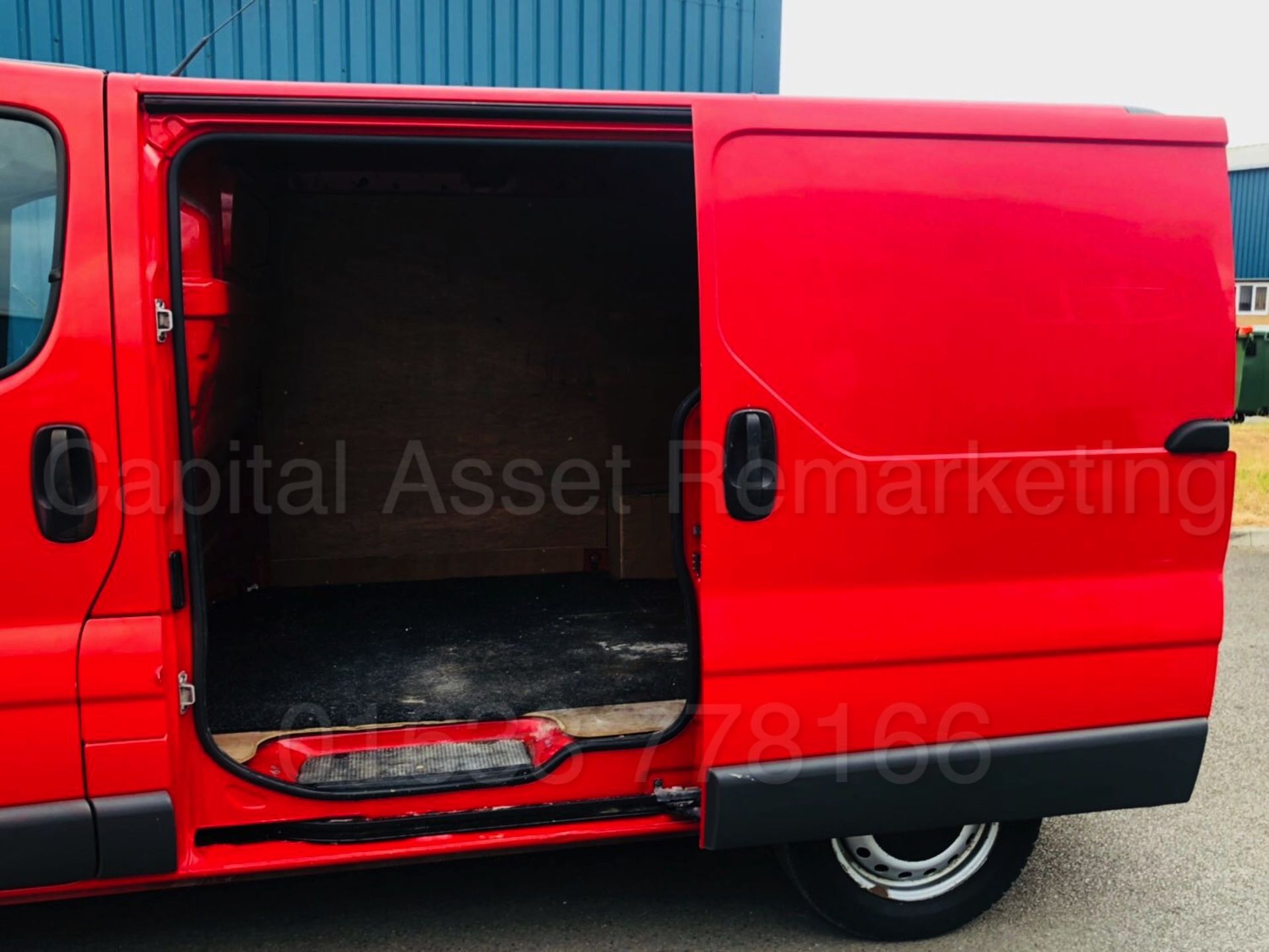 VAUXHALL VIVARO 2700 'SWB - PANEL VAN' (2013 MODEL) '2.0 CDTI - 115 BHP - 6 SPEED' **AIR CON** - Image 26 of 32