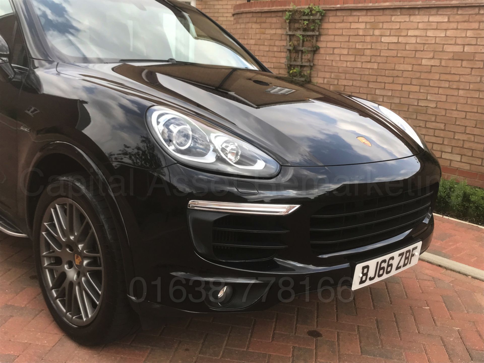 PORSCHE CAYENNE *PLATINUM EDITION* (2017 MODEL) '3.0 V6 DIESEL - 265 BHP - 8 SPEED AUTO' *TOP SPEC* - Image 14 of 64