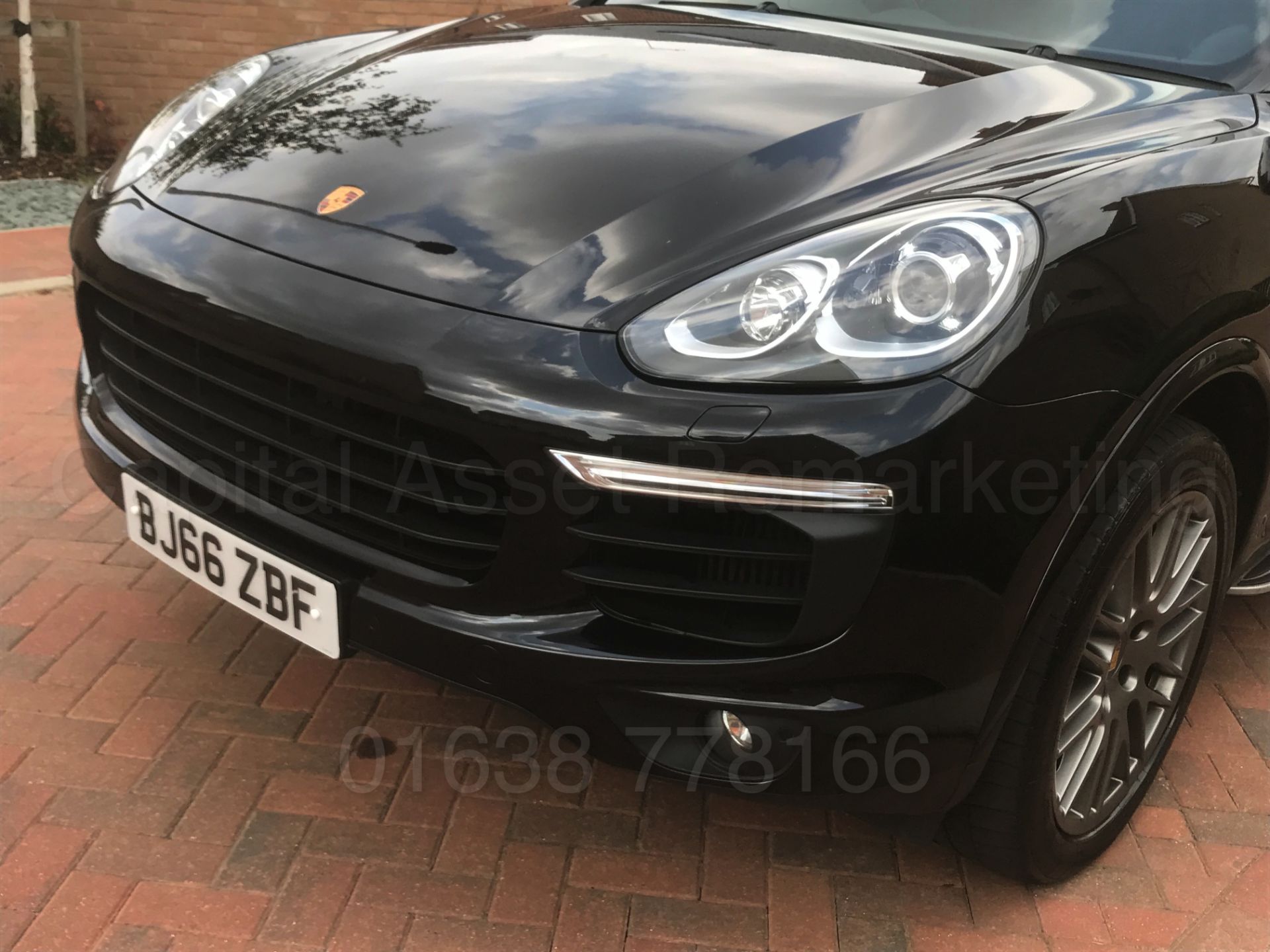 PORSCHE CAYENNE *PLATINUM EDITION* (2017 MODEL) '3.0 V6 DIESEL - 265 BHP - 8 SPEED AUTO' *TOP SPEC* - Image 15 of 64