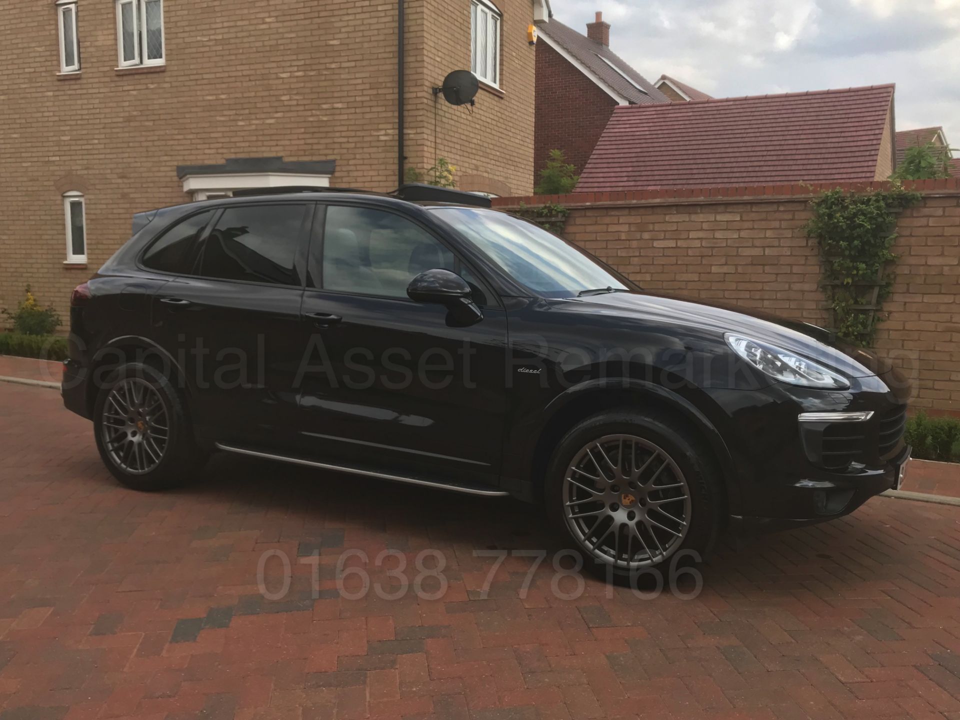 PORSCHE CAYENNE *PLATINUM EDITION* (2017 MODEL) '3.0 V6 DIESEL - 265 BHP - 8 SPEED AUTO' *TOP SPEC* - Image 13 of 64