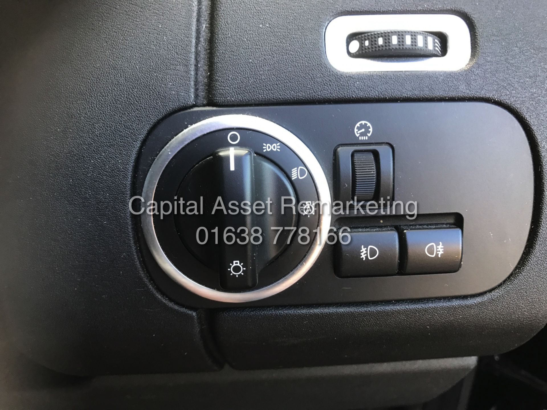 ON SALE LAND ROVER DISCOVERY 4 "3.0SDV6 - AUTO"COMMERCIAL (2014 MODEL) HUGE SPEC - SAT NAV -LEATHER - Image 30 of 31