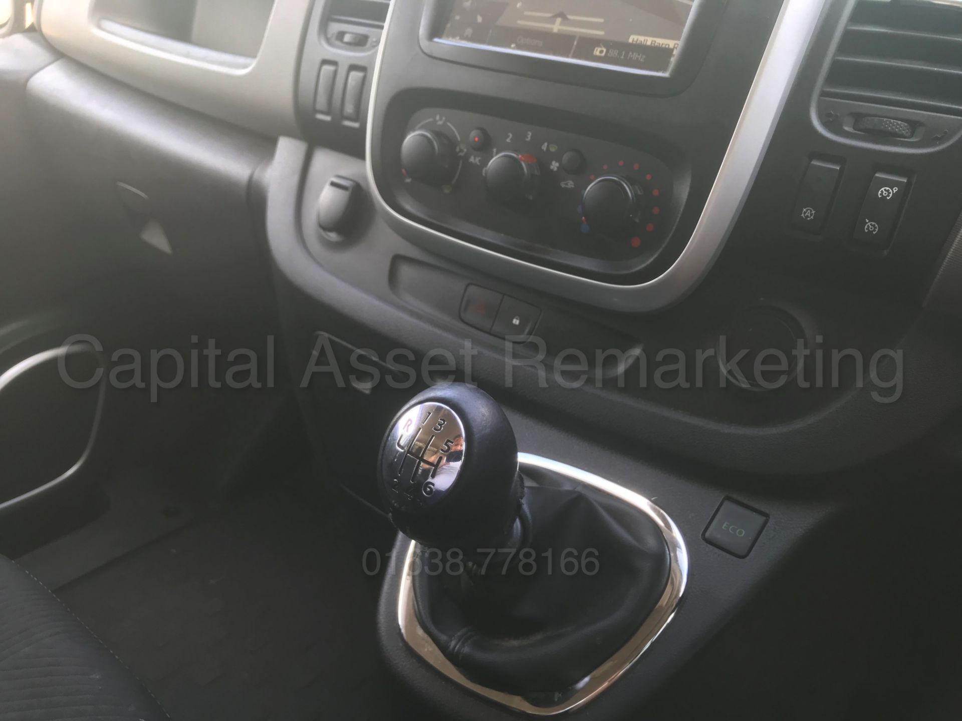 RENAULT TRAFIC *SPORT EDITION* (2015) '1.6 DCI -120 BHP - 6 SPEED' *SAT NAV - STOP/START* - Image 36 of 38