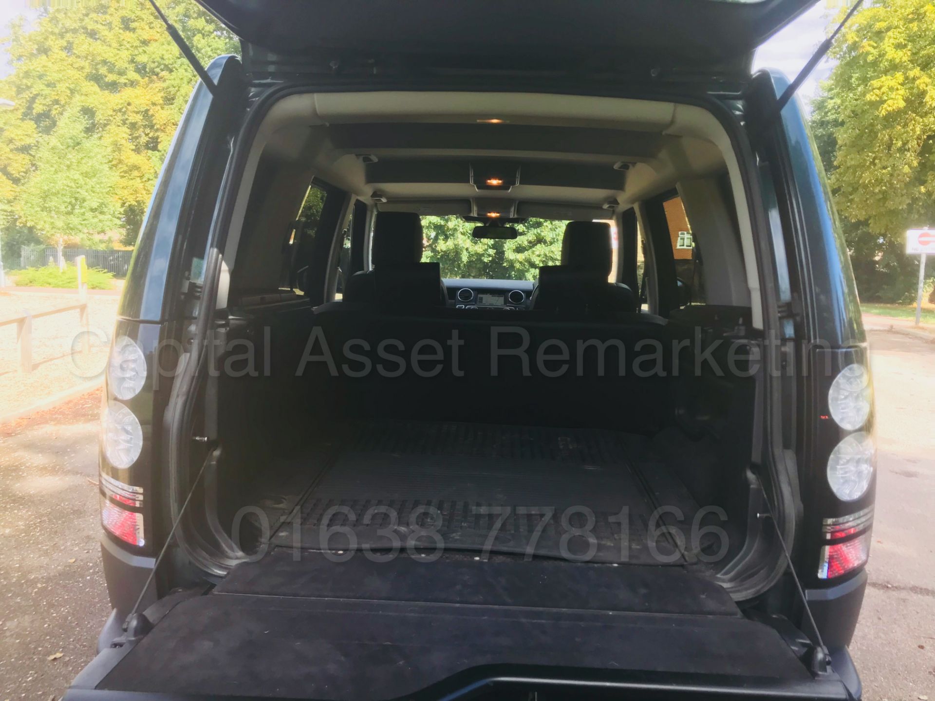 LAND ROVER DISCOVERY *XS EDITION* (2014) '3.0 SDV6 - 225 BHP- 8 SPEED AUTO' *MASSIVE SPEC* - Image 25 of 45