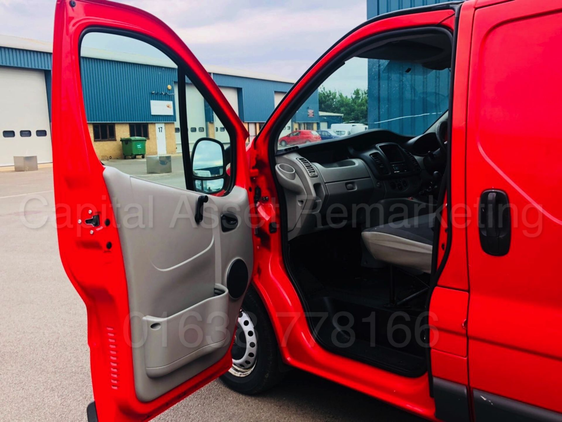 (ON SALE) VAUXHALL VIVARO 2700 'SWB - PANEL VAN' (2013 MODEL) '2.0 CDTI - 115 - 6 SPEED' **AIR CON** - Image 17 of 32