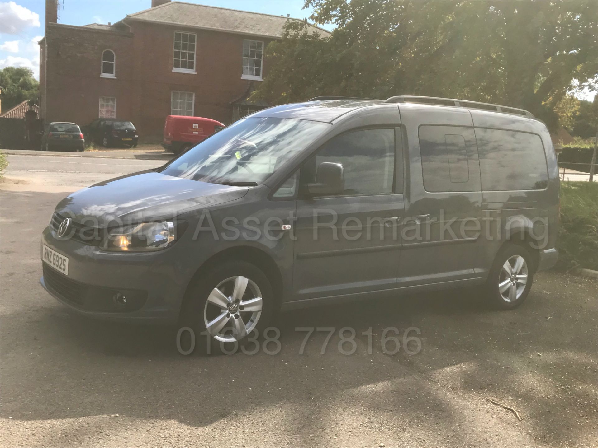 VOLKSWAGEN CADDY C20 MAXI *LIFE* (2012) '1.6 TDI- 102 BHP - STOP/START' *A/C* (7 SEATER) (NO VAT) - Image 7 of 41