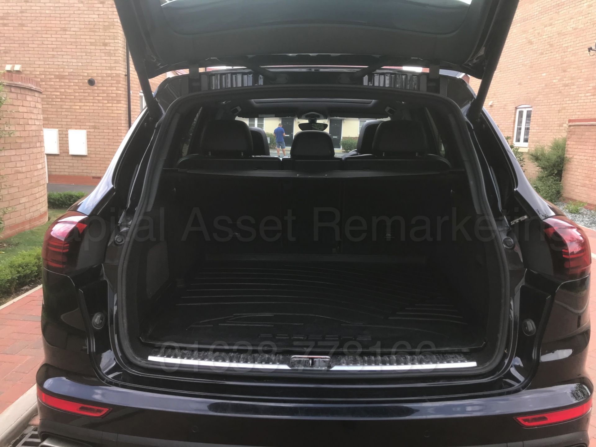 PORSCHE CAYENNE *PLATINUM EDITION* (2017 MODEL) '3.0 V6 DIESEL - 265 BHP - 8 SPEED AUTO' *TOP SPEC* - Image 32 of 64