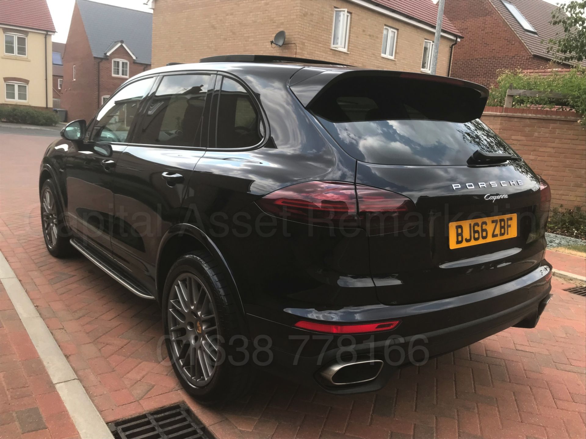 PORSCHE CAYENNE *PLATINUM EDITION* (2017 MODEL) '3.0 V6 DIESEL - 265 BHP - 8 SPEED AUTO' *TOP SPEC* - Image 9 of 64