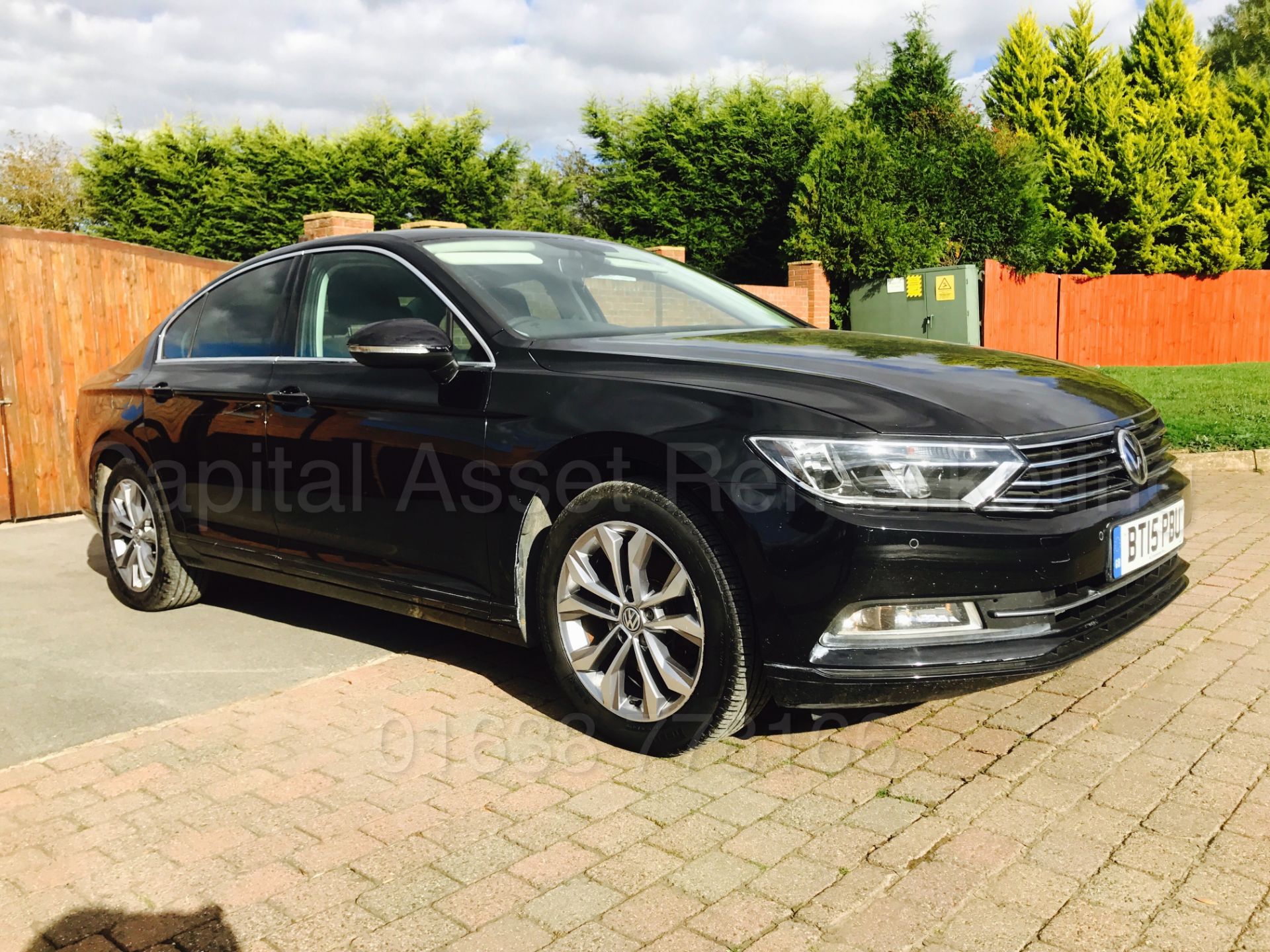 VOLKSWAGEN PASSAT *BUSINESS* (2015 - FACELIFT) '1.6 TDI - 120 BHP - 6 SPEED' *SAT NAV* (1 OWNER) - Image 7 of 25