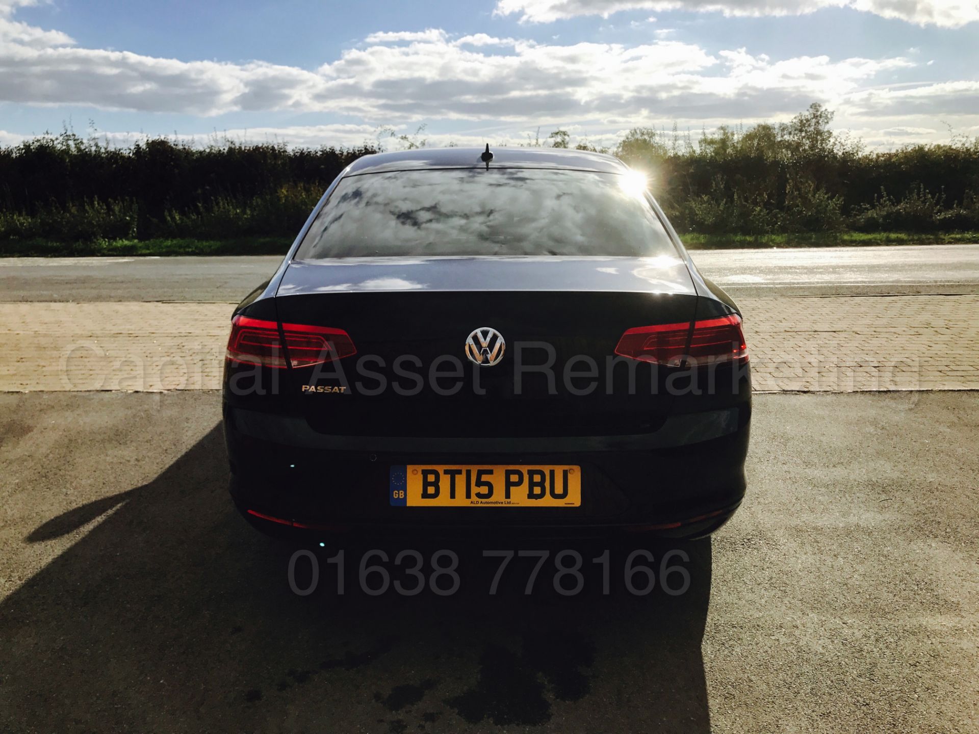 VOLKSWAGEN PASSAT *BUSINESS* (2015 - FACELIFT) '1.6 TDI - 120 BHP - 6 SPEED' *SAT NAV* (1 OWNER) - Image 3 of 25