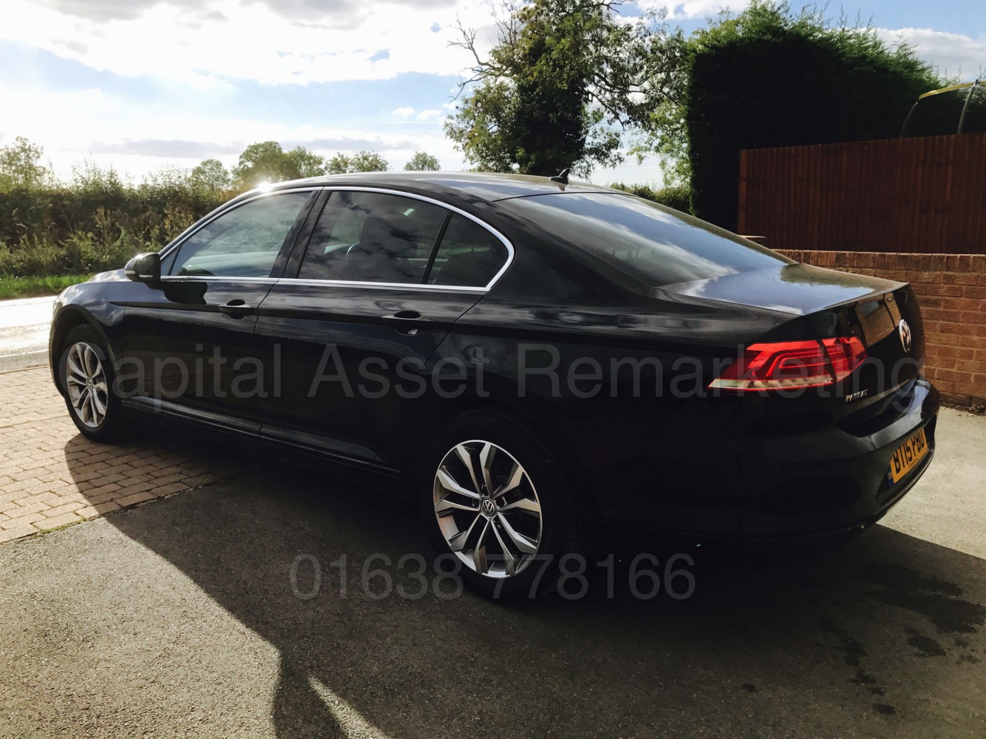 VOLKSWAGEN PASSAT *BUSINESS* (2015 - FACELIFT) '1.6 TDI - 120 BHP - 6 SPEED' *SAT NAV* (1 OWNER) - Image 2 of 25