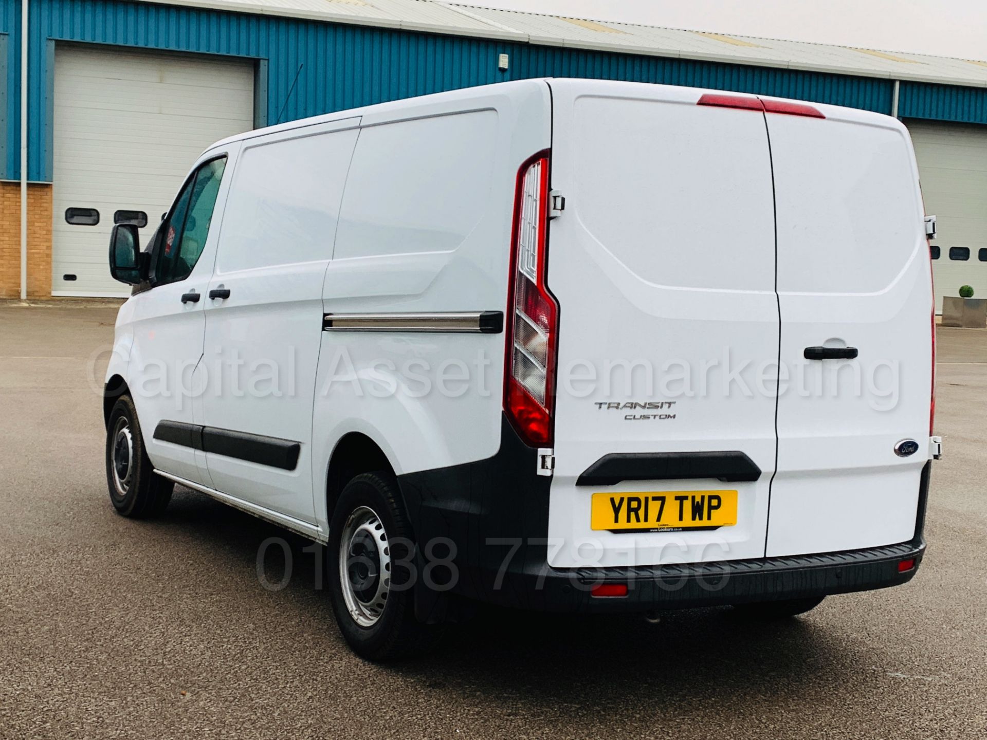 FORD TRANSIT CUSTOM *SWB - PANEL VAN* (2017) '2.0 TDCI - 6 SPEED' *EURO 6 MODEL* (1 OWNER FROM NEW) - Image 5 of 37