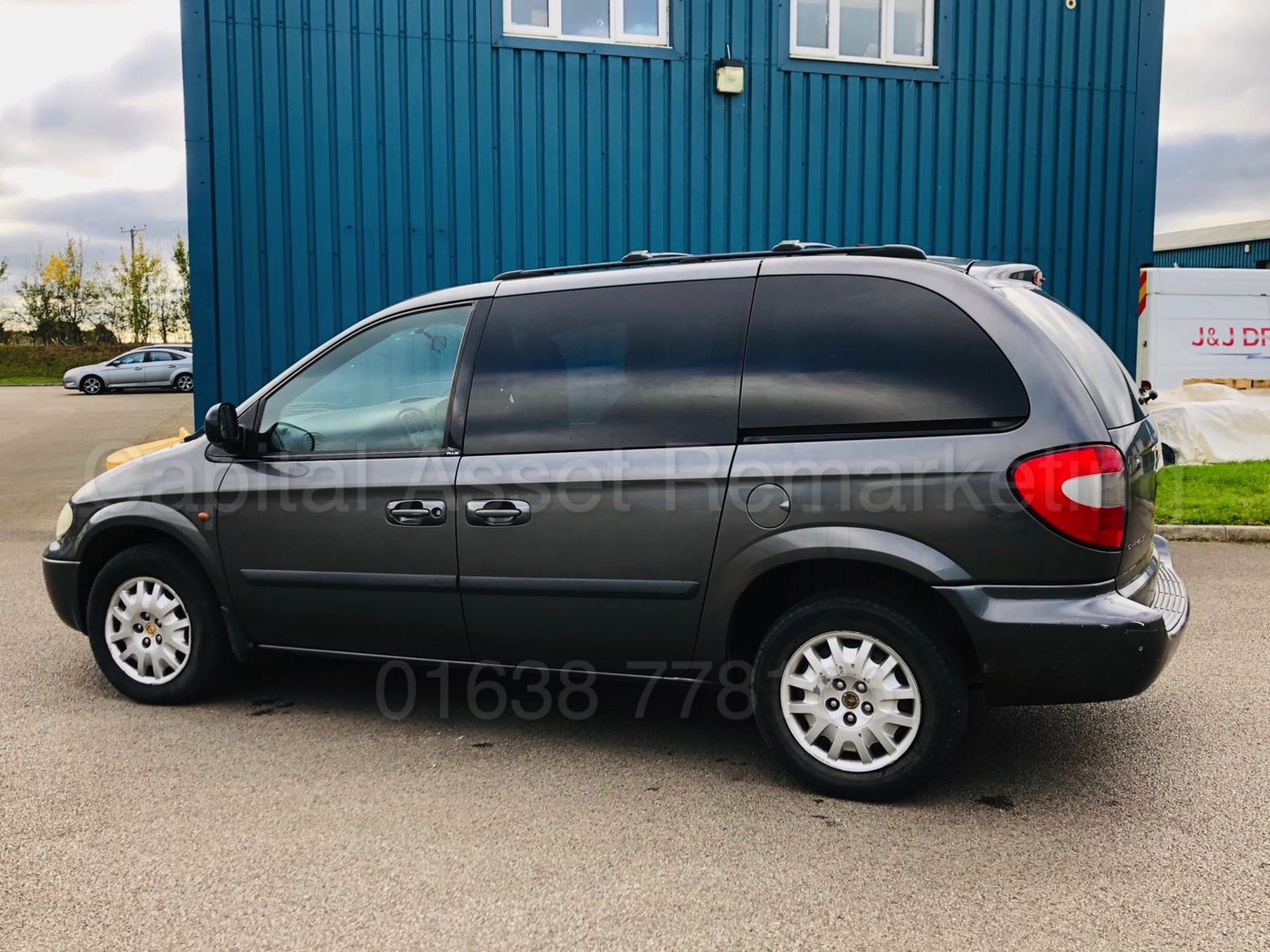 CHRYSLER VOYAGER *SE PLUS EDITON* (2006 MODEL) '2.5 DIESEL - 140 BHP - 5 SPEED' (NO VAT) - Image 7 of 38