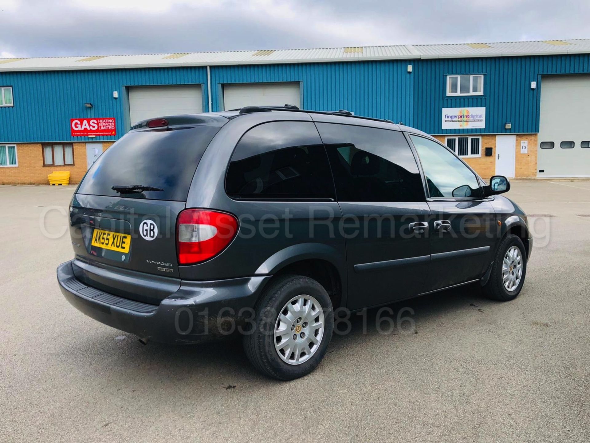 CHRYSLER VOYAGER *SE PLUS EDITON* (2006 MODEL) '2.5 DIESEL - 140 BHP - 5 SPEED' (NO VAT) - Image 11 of 38