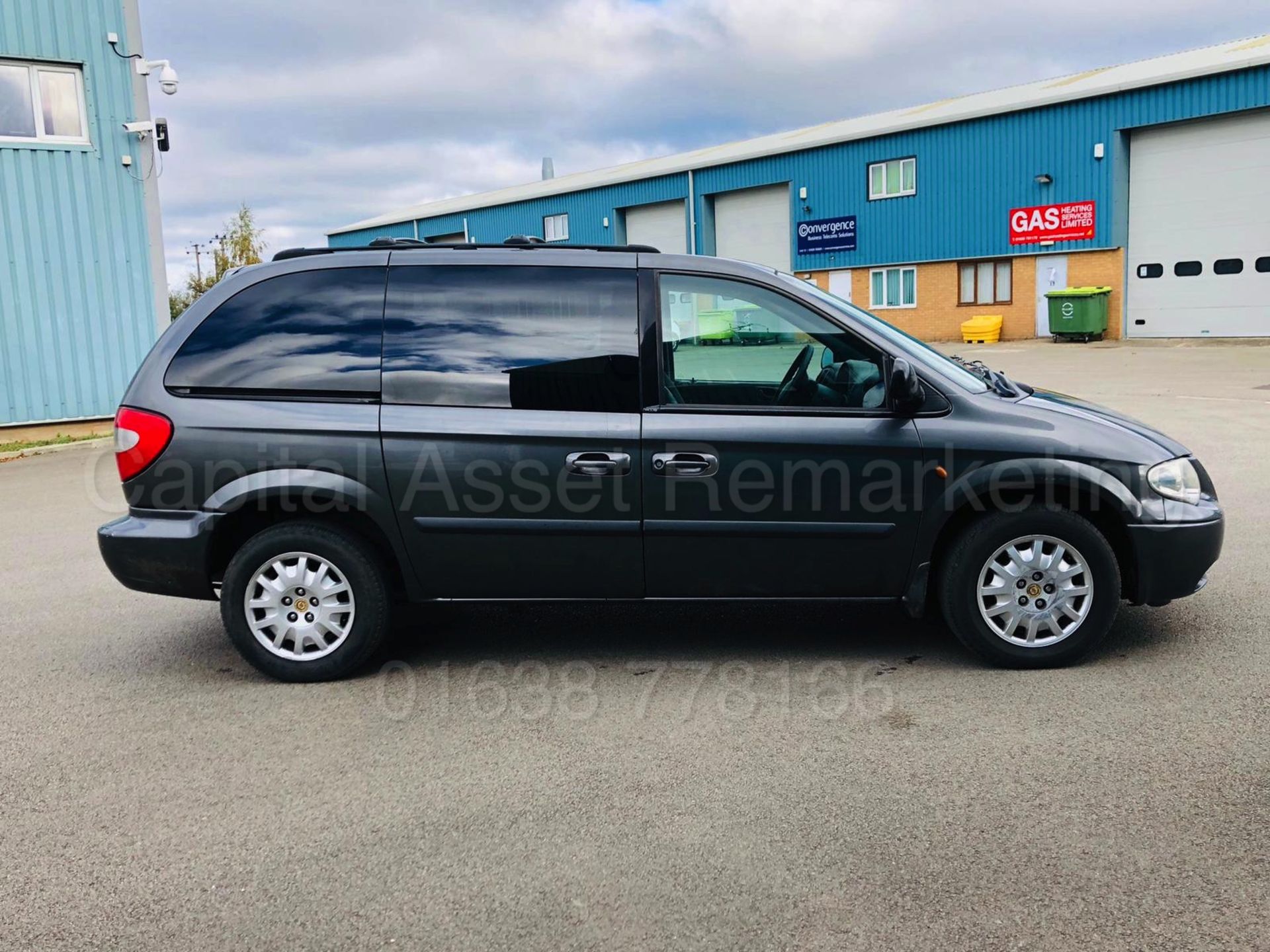 CHRYSLER VOYAGER *SE PLUS EDITON* (2006 MODEL) '2.5 DIESEL - 140 BHP - 5 SPEED' (NO VAT) - Image 12 of 38