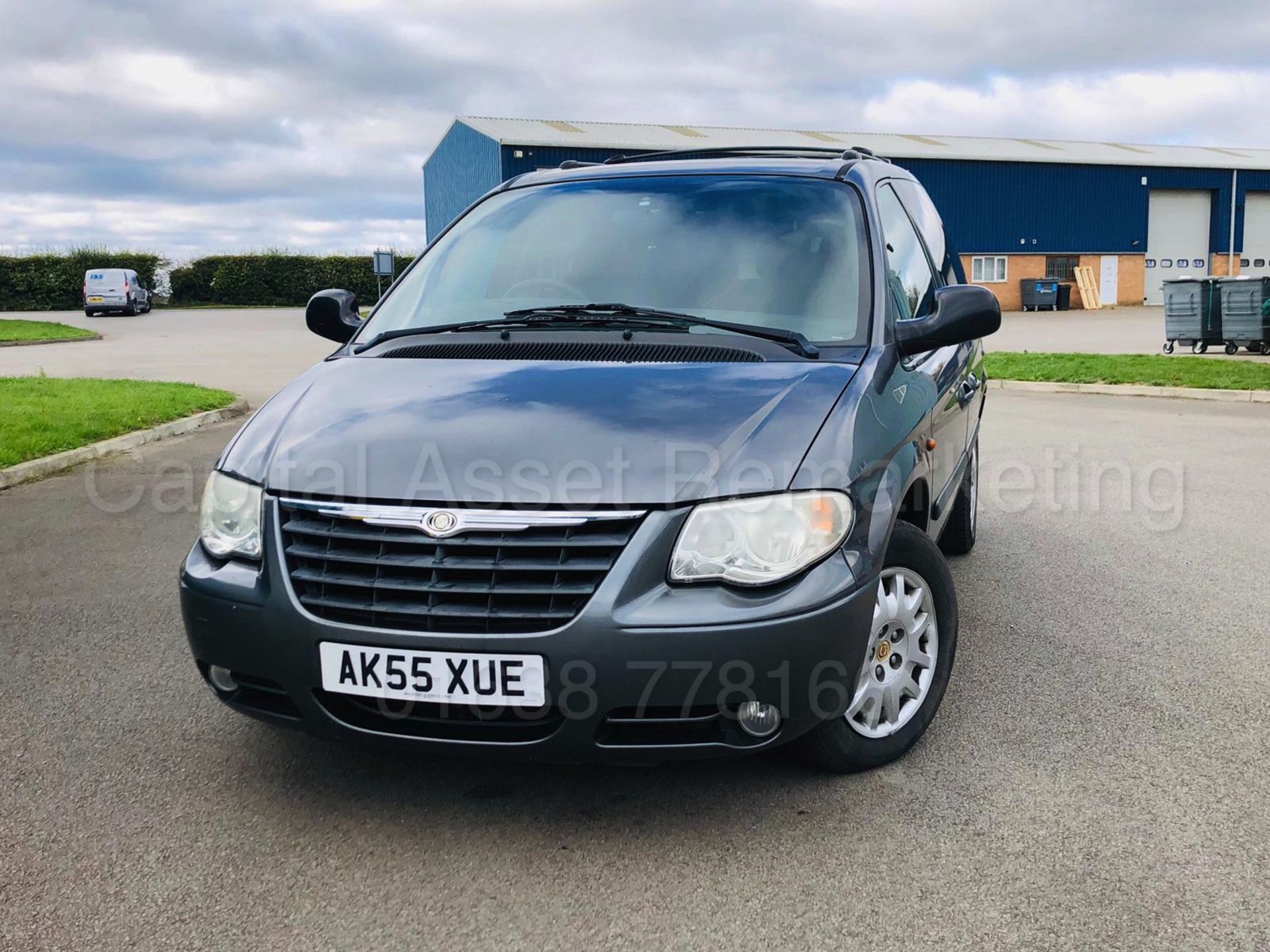 CHRYSLER VOYAGER *SE PLUS EDITON* (2006 MODEL) '2.5 DIESEL - 140 BHP - 5 SPEED' (NO VAT) - Image 2 of 38