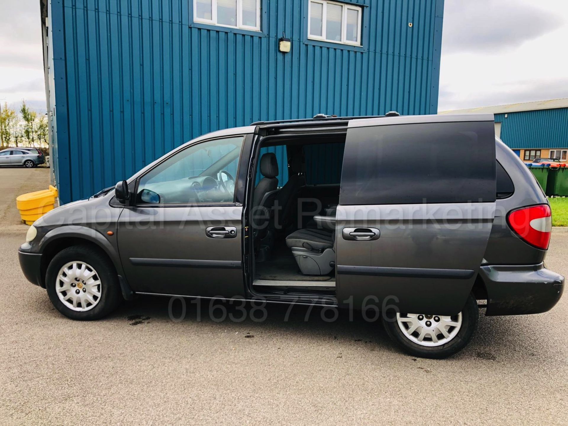 CHRYSLER VOYAGER *SE PLUS EDITON* (2006 MODEL) '2.5 DIESEL - 140 BHP - 5 SPEED' (NO VAT) - Image 23 of 38