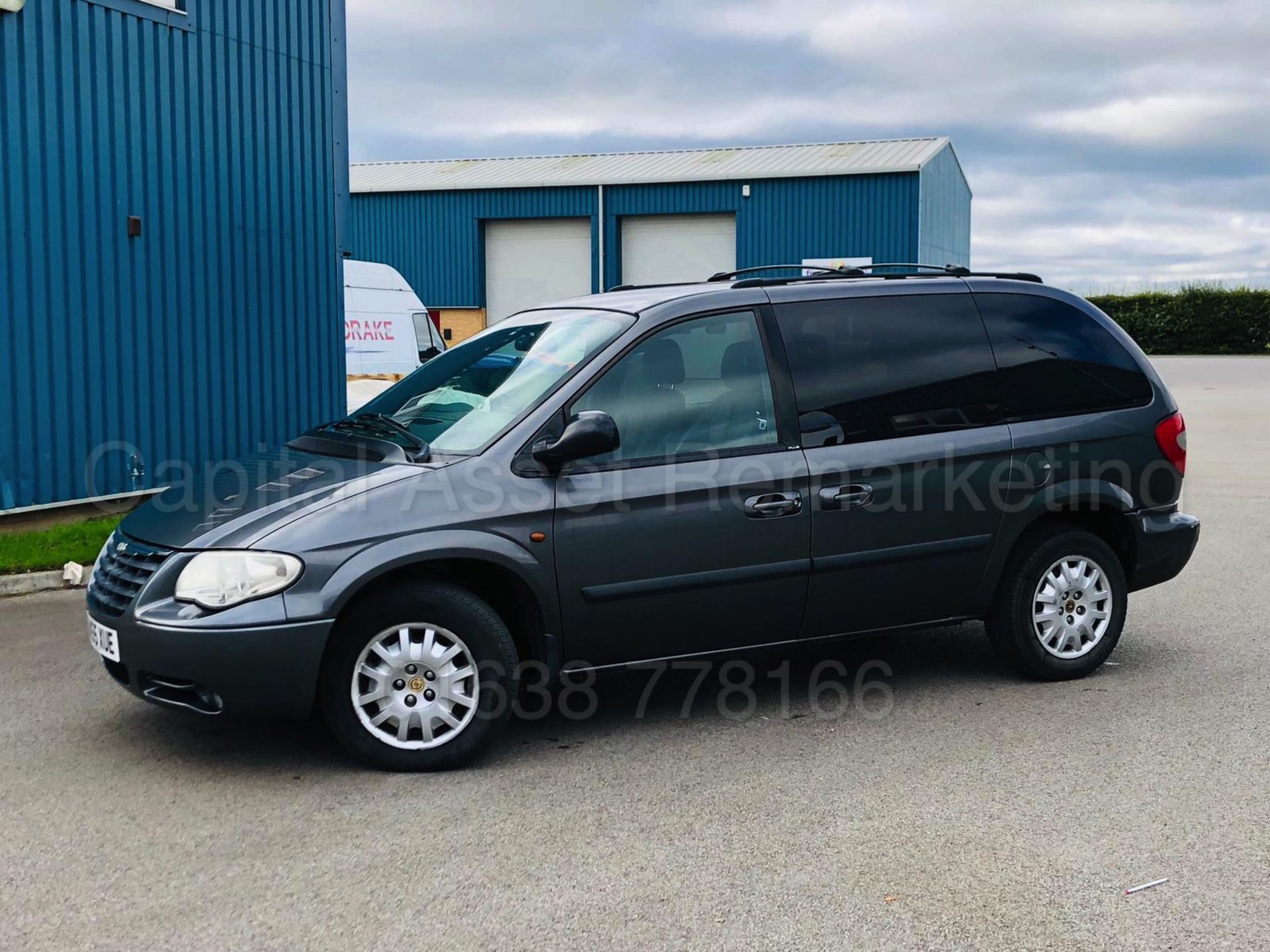 CHRYSLER VOYAGER *SE PLUS EDITON* (2006 MODEL) '2.5 DIESEL - 140 BHP - 5 SPEED' (NO VAT) - Image 5 of 38