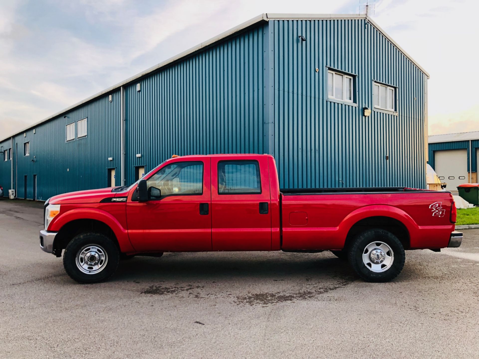 FORD F-250 *XL - THE BOSS EDITION* (2011) '6.2L V8 - AUTO' *4X4 - SUPER DUTY* (MASSIVE SPEC) *LOOK* - Image 4 of 35