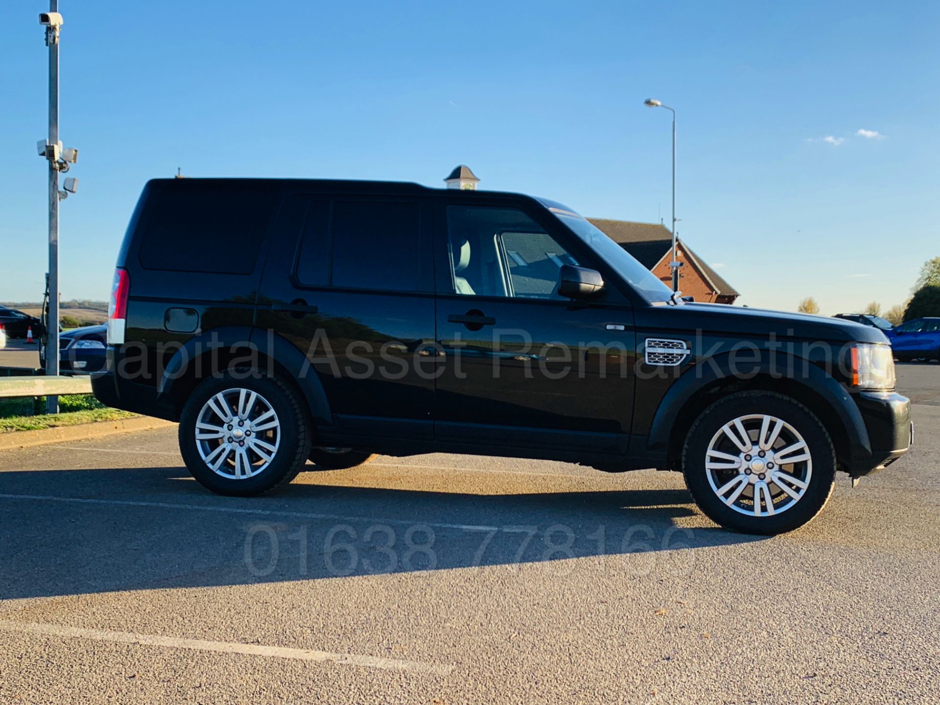 LAND ROVER DISCOVERY 4 **COMMERCIAL** (2014 MODEL) '3.0 SDV6 - 255 BHP - 8 SPEED AUTO' *HUGE SPEC* - Image 9 of 47