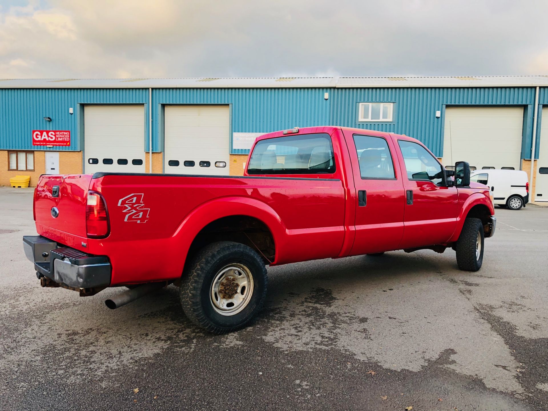 FORD F-250 *XL - THE BOSS EDITION* (2011) '6.2L V8 - AUTO' *4X4 - SUPER DUTY* (MASSIVE SPEC) *LOOK* - Image 7 of 35