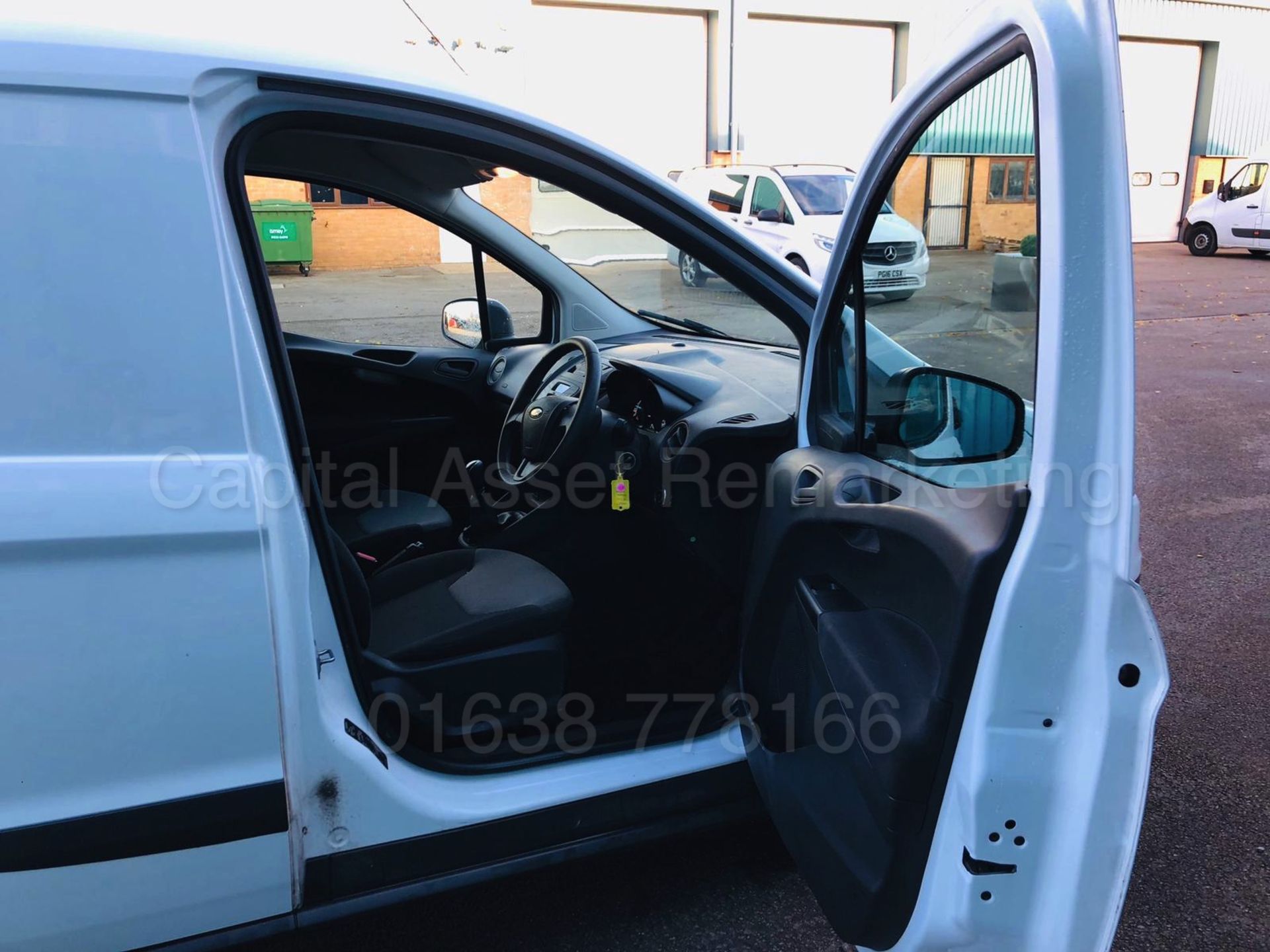 FORD TRANSIT COURIER 'PANEL VAN' *BASE EDITION* (2017) '1.5 TDCI - 75 BHP - 5 SPEED' (1 OWNER) - Bild 16 aus 25