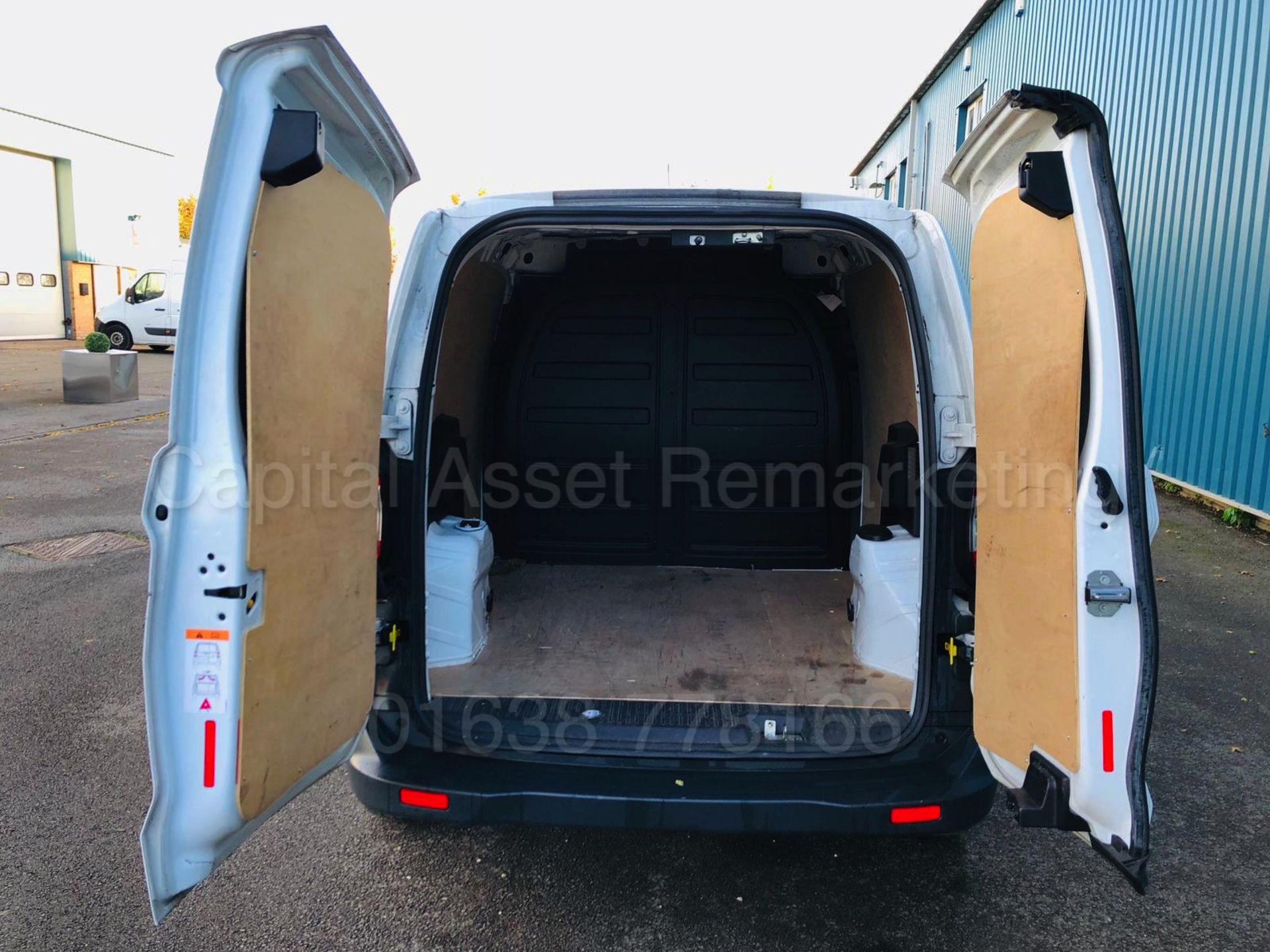 FORD TRANSIT COURIER 'PANEL VAN' *BASE EDITION* (2017) '1.5 TDCI - 75 BHP - 5 SPEED' (1 OWNER) - Image 15 of 25