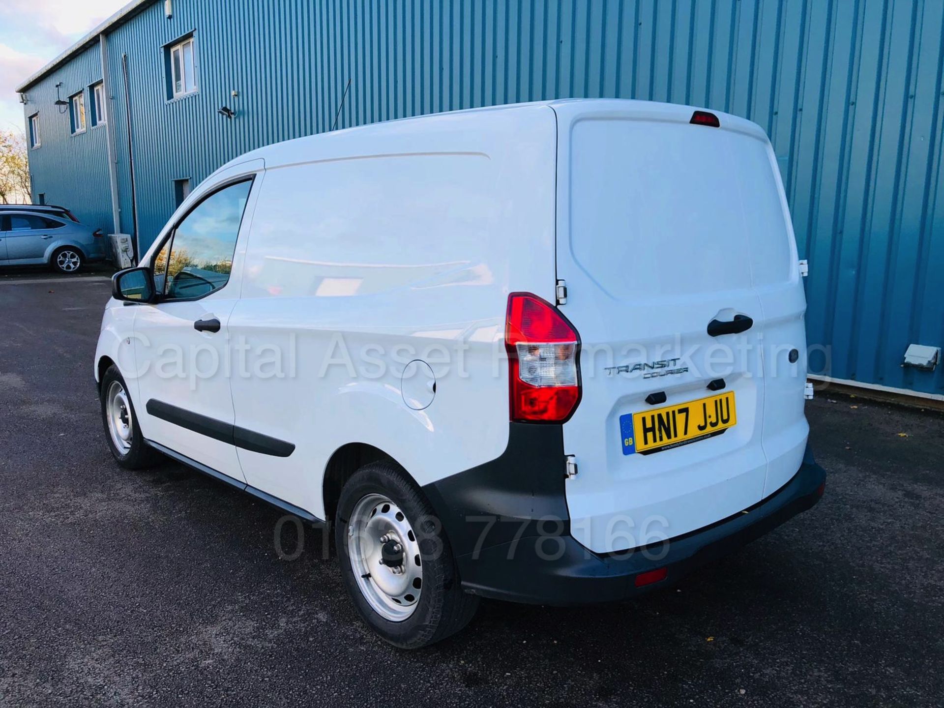 FORD TRANSIT COURIER 'PANEL VAN' *BASE EDITION* (2017) '1.5 TDCI - 75 BHP - 5 SPEED' (1 OWNER) - Bild 4 aus 25