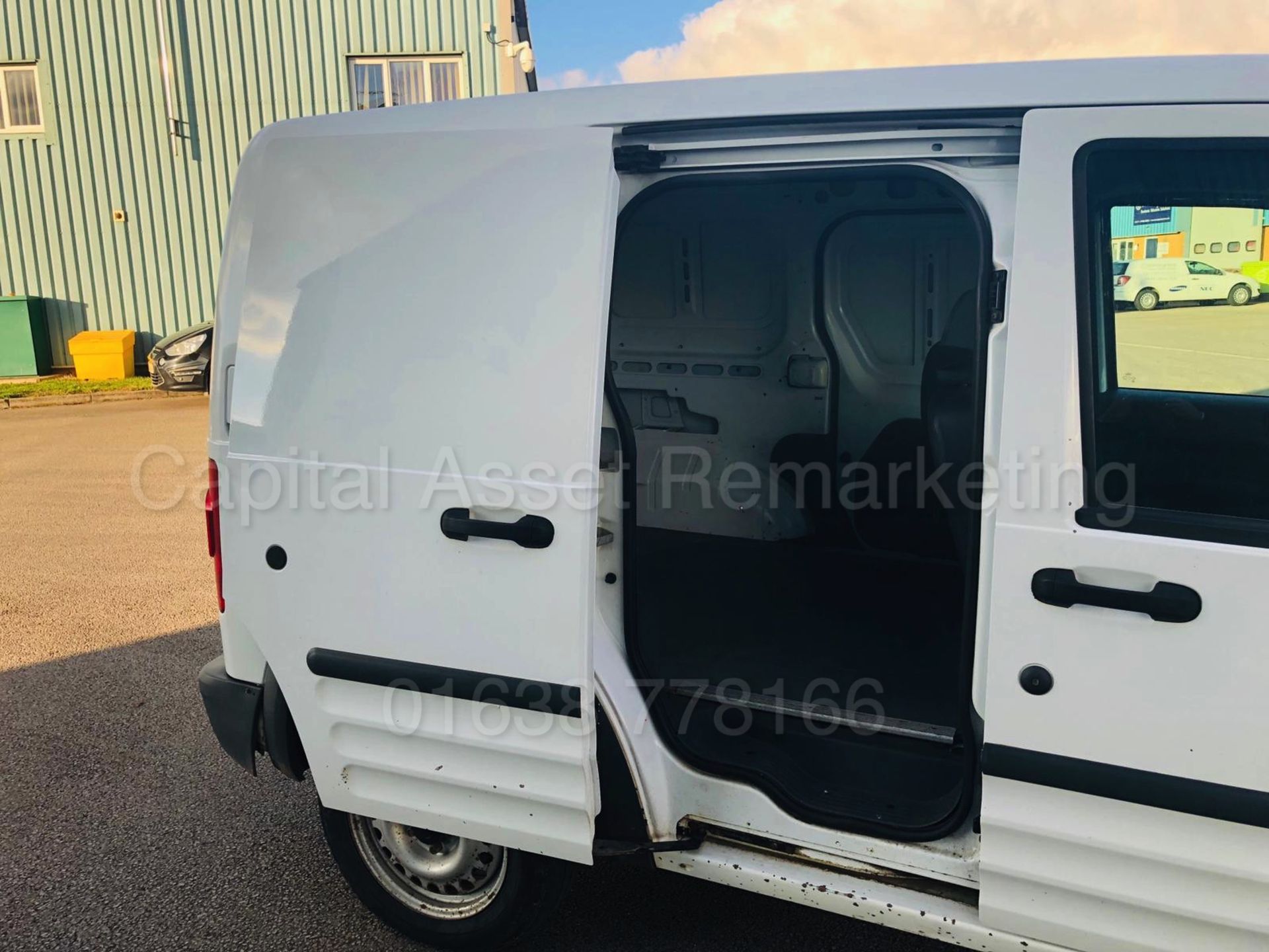 FORD TRANSIT CONNECT 110 T200 *PANEL VAN* (2012) '1.8 TDCI - 110 BHP - 5 SPEED' (NO VAT - SAVE 20%) - Image 18 of 26