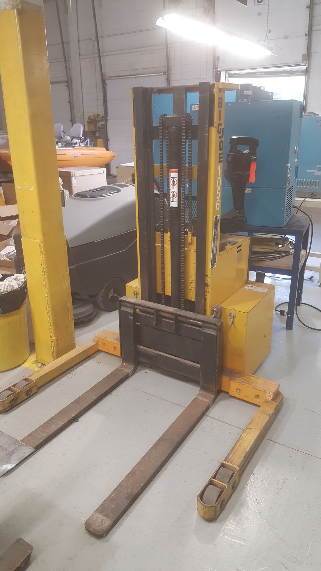 JOE TDM20-106 3000lb pallet lifter - Image 2 of 3