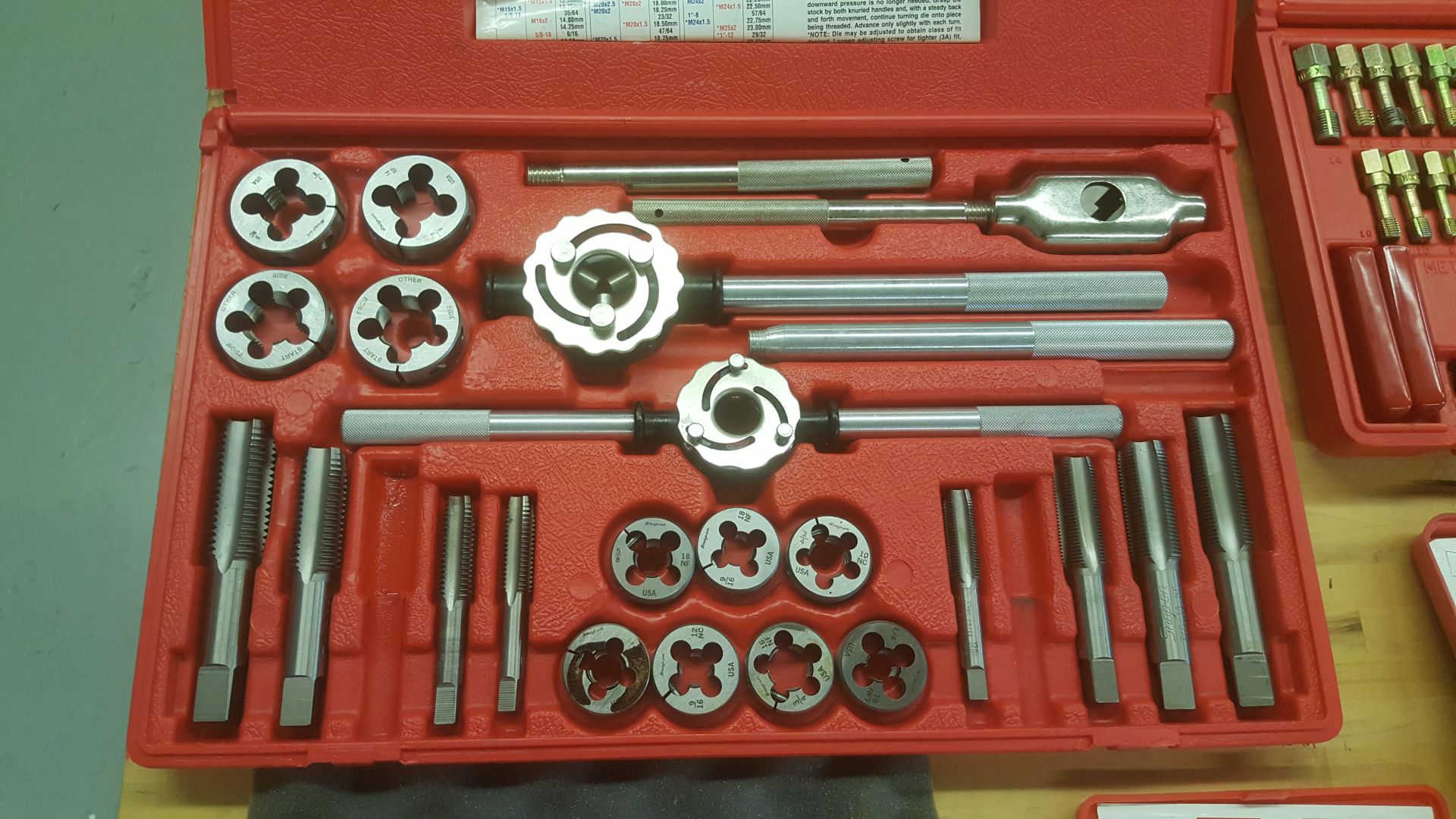 (1) SNAP-ON 25pc tap&die set, (1) SNAP-ON 48pc rethreading set, (1) SNAP-ON extractor set #10, (1) - Image 4 of 5