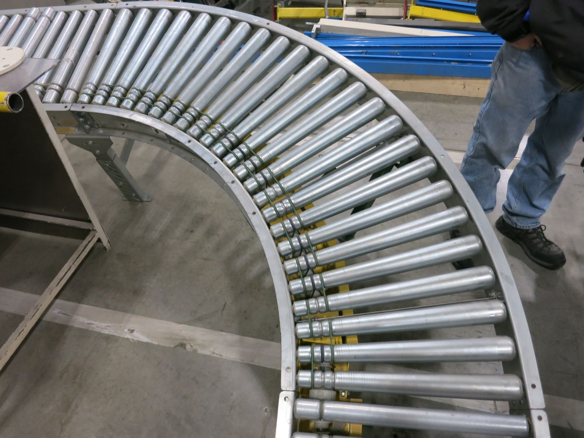 Single section of roller (case) conveyor